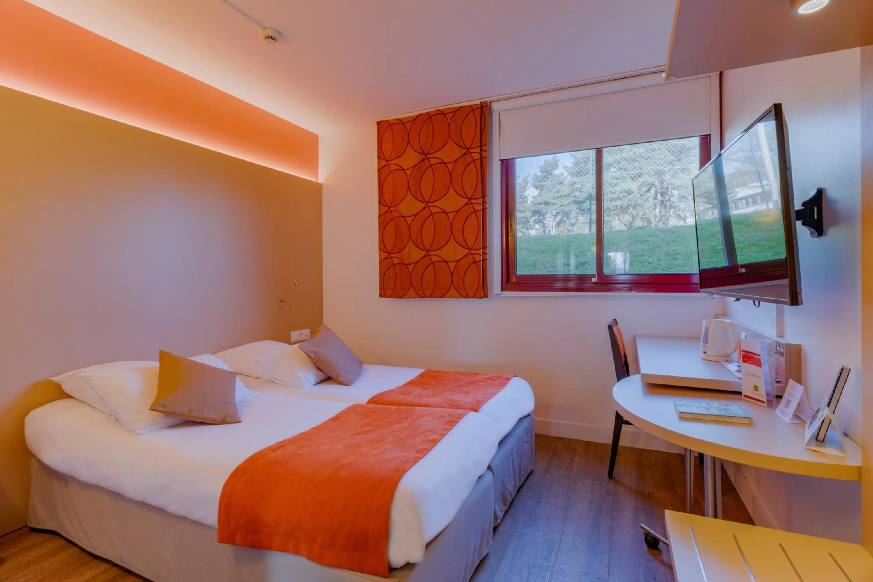 Twin Room in Hôtel de l'Isle - L'Isle d'Abeau