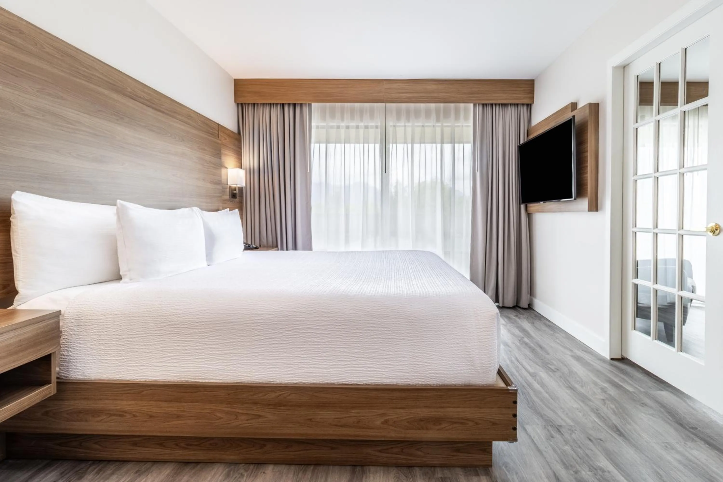 King Suite w/kitchenette & Sofa Bed in Atrium Hotel Vancouver