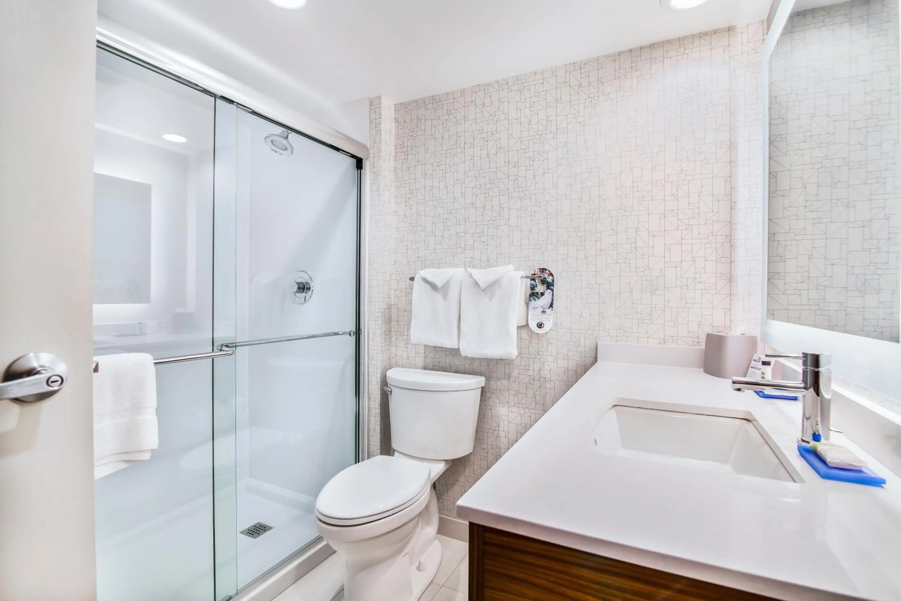 Standard Queen Room with Two Queen Beds - Top Floor in Holiday Inn Express & Suites Langley by IHG