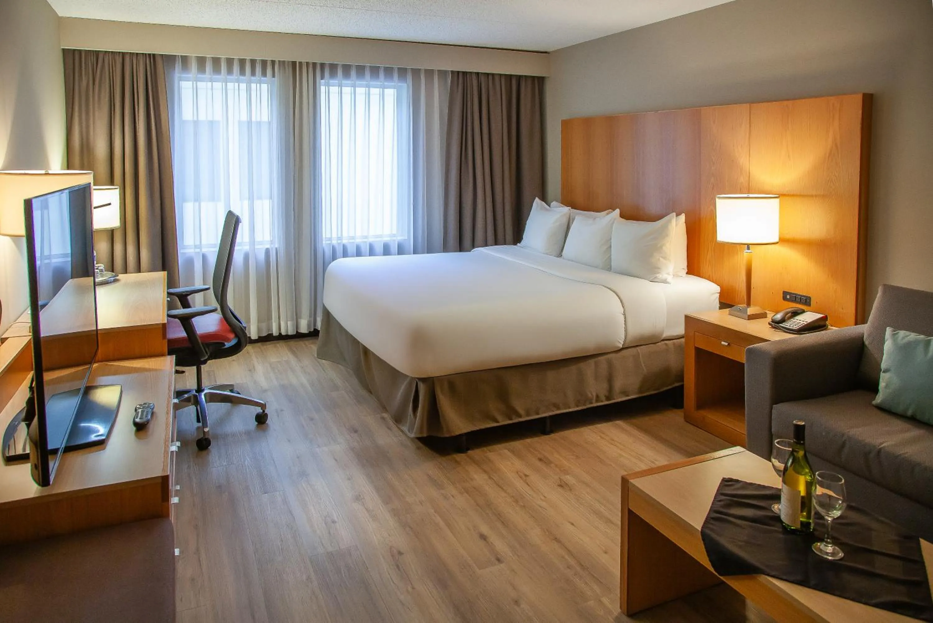 King Room in iHOTEL & Conference Centre Red Deer