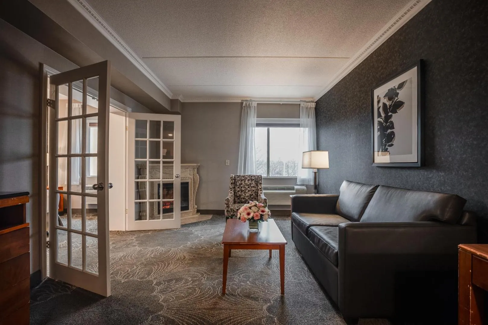 Deluxe Queen Suite with Jetted Tub and Living Room in Monte Carlo Inn Barrie - Newly Renovated
