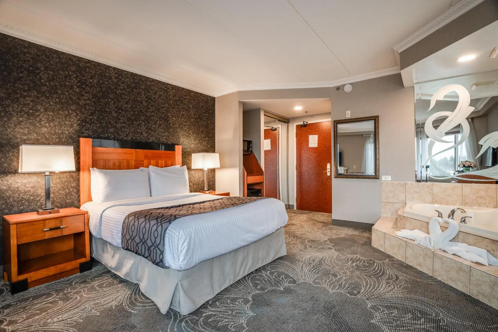 Queen Suite with Jetted Tub in Monte Carlo Inn Barrie - Newly Renovated