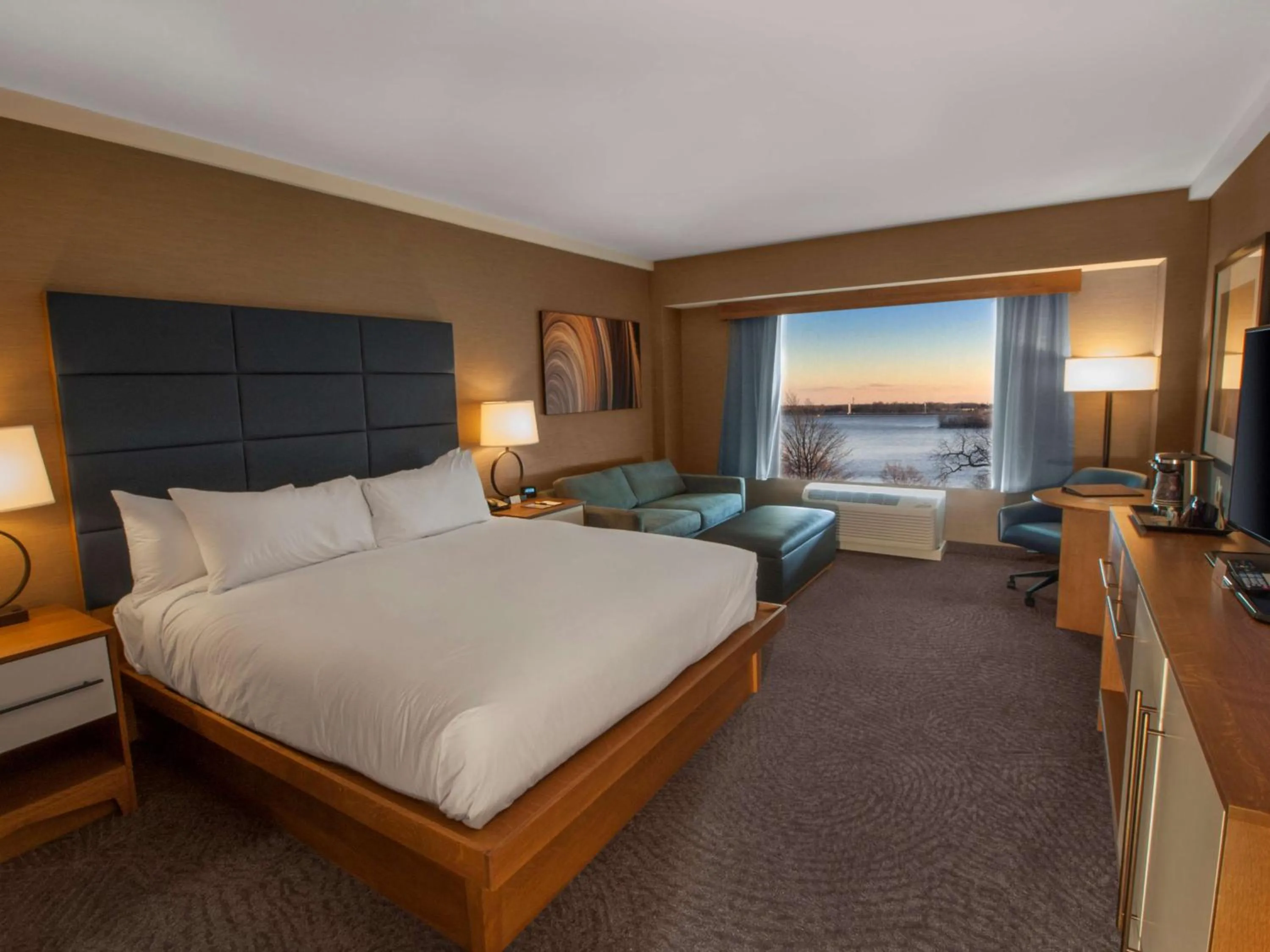 Superior King Room with River View in DoubleTree by Hilton Hotel Niagara Falls New York