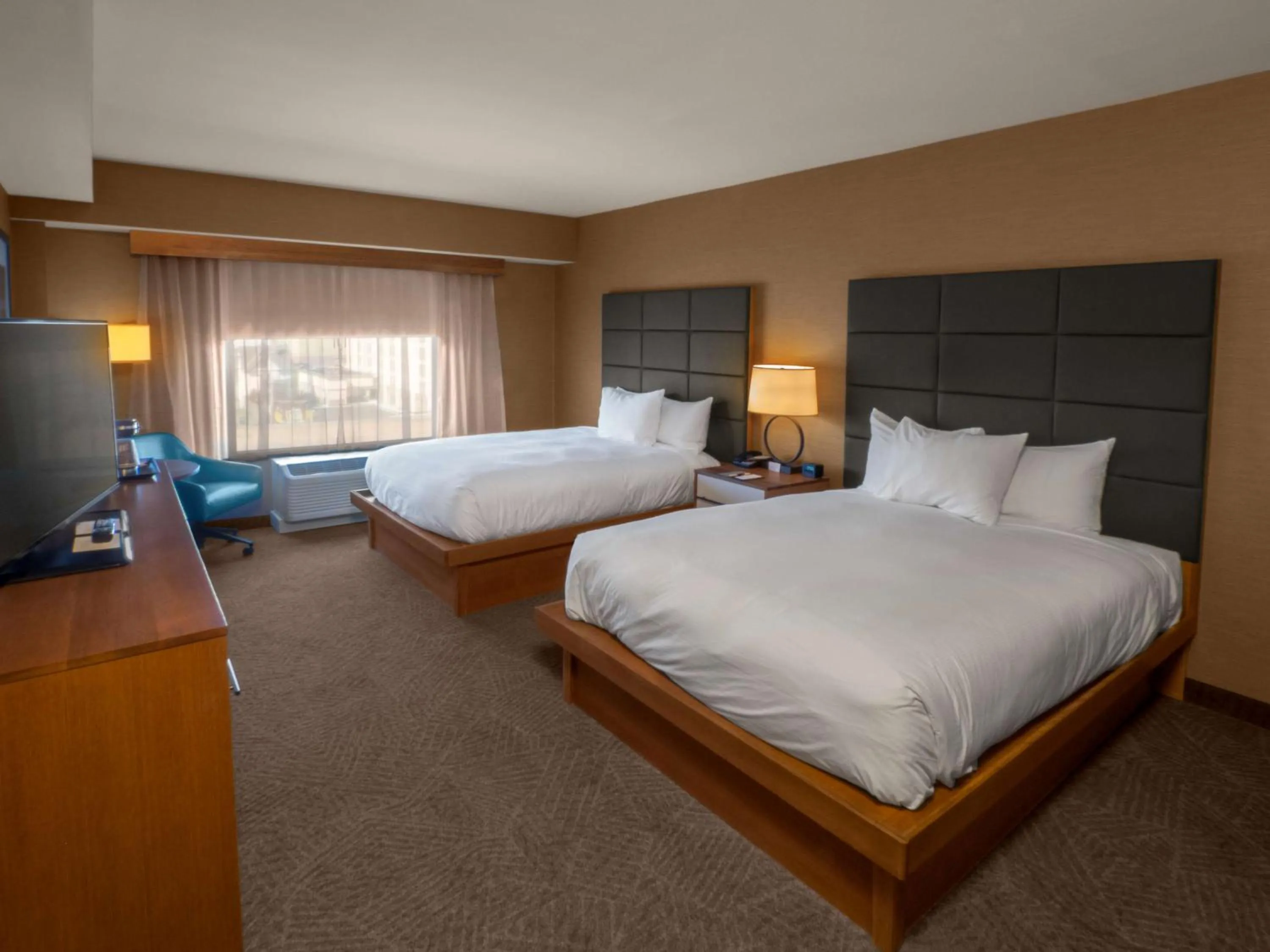 Queen Room with Two Queen Beds in DoubleTree by Hilton Hotel Niagara Falls New York