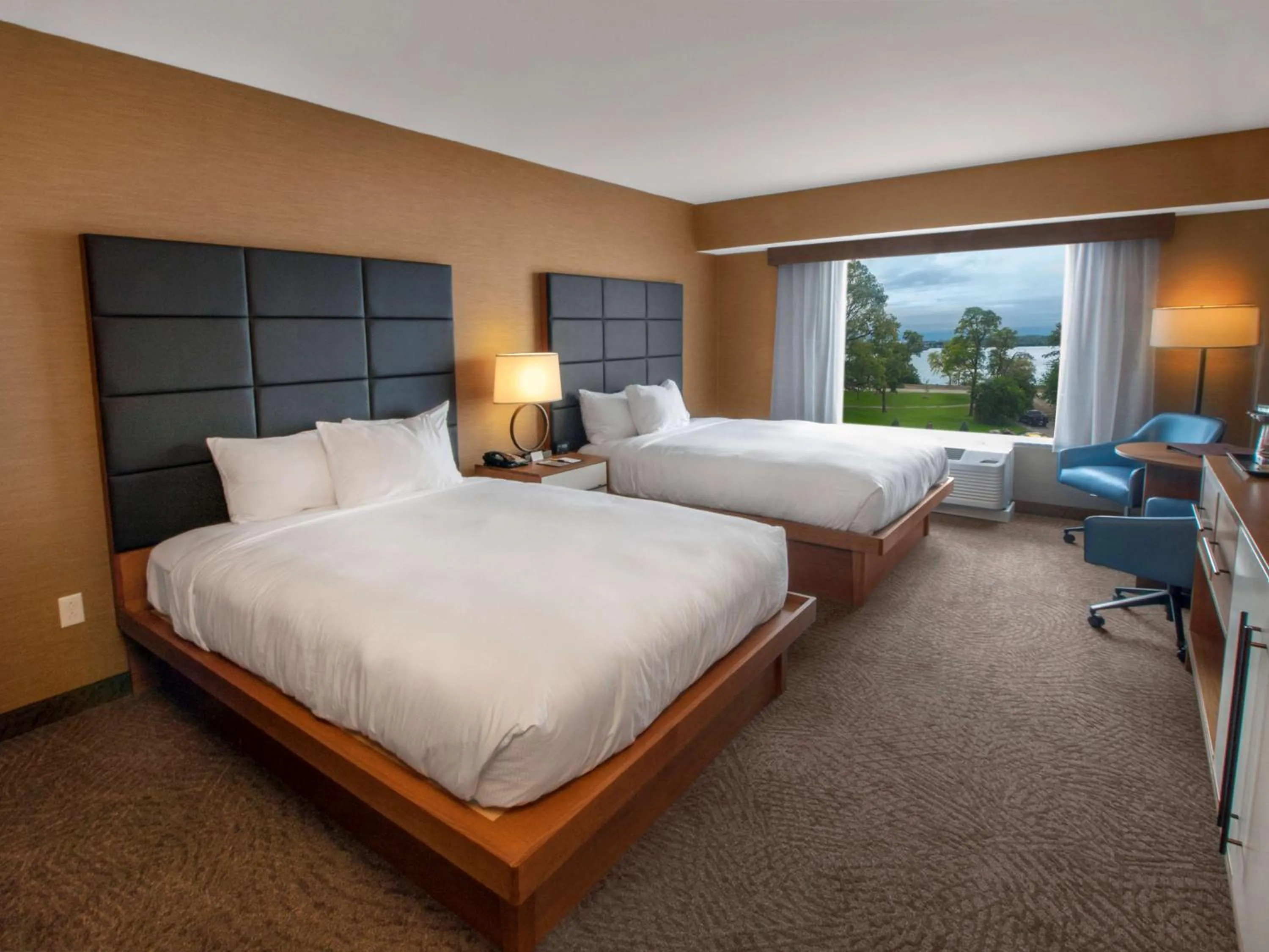 Queen Room with Two Queen Beds and River View in DoubleTree by Hilton Hotel Niagara Falls New York