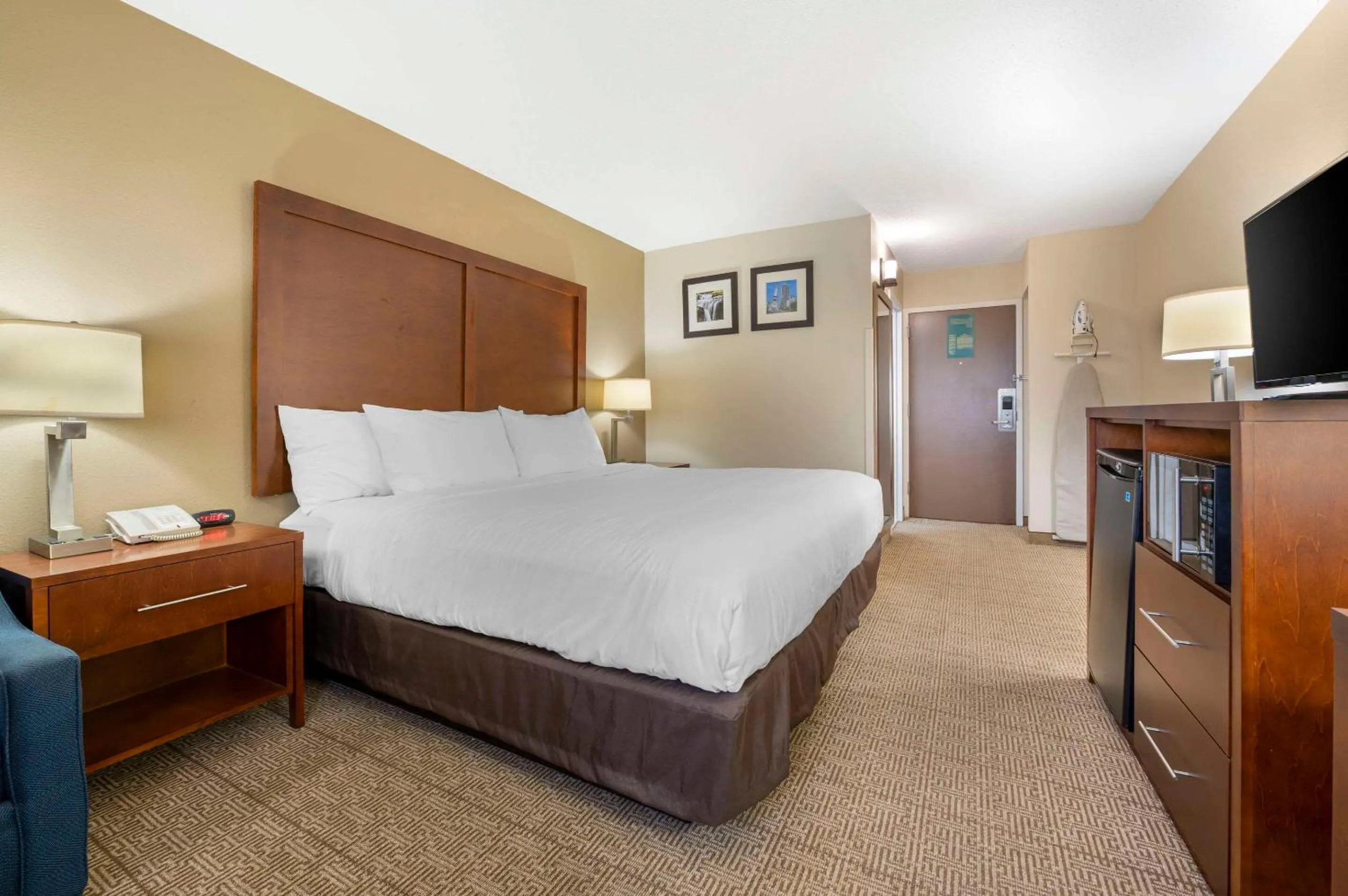 Superior King Room - Non-Smoking in Comfort Inn & Suites North at the Pyramids