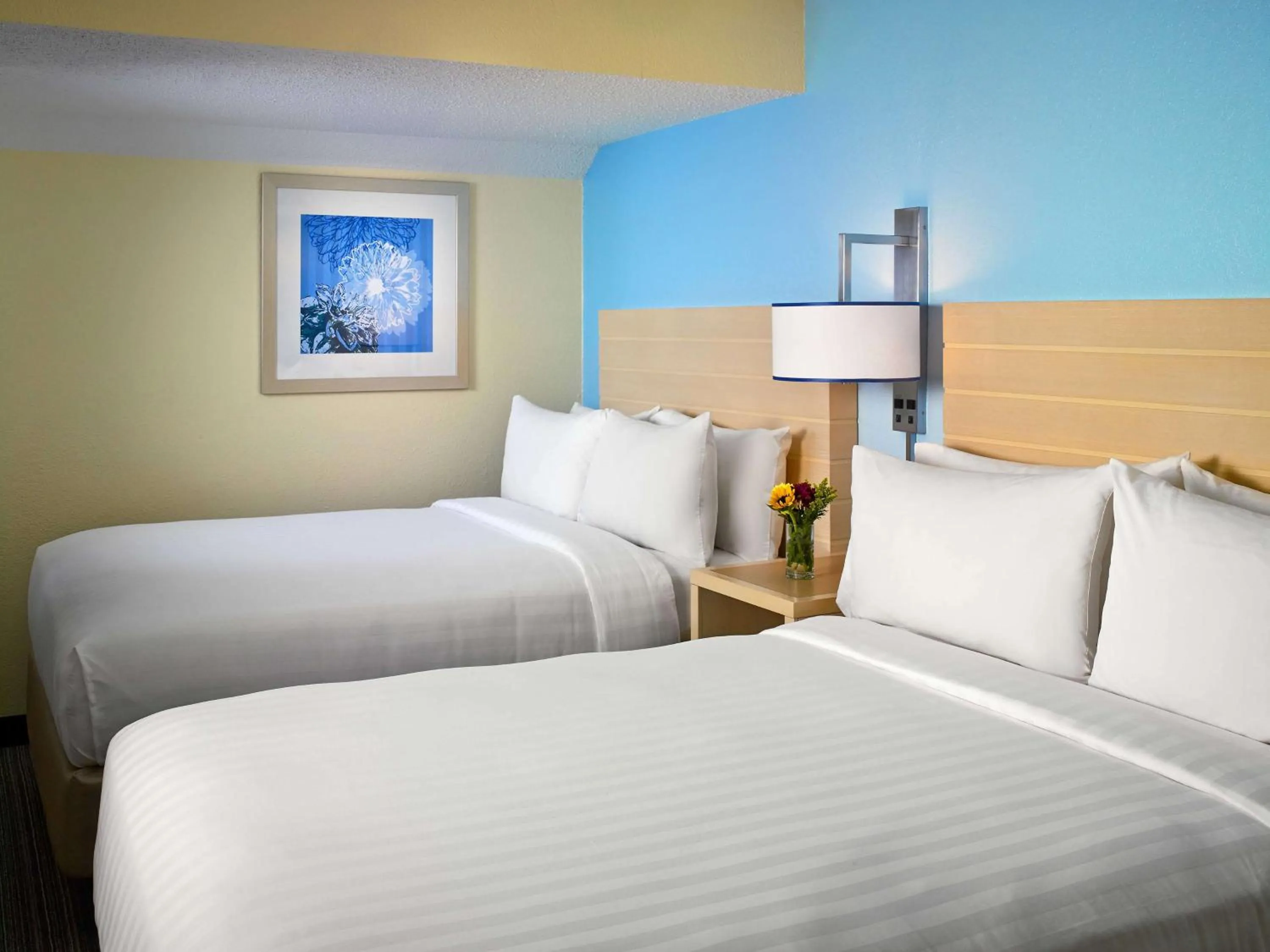 Queen Room with Two Queen Beds in Sonesta Simply Suites Cleveland Airport