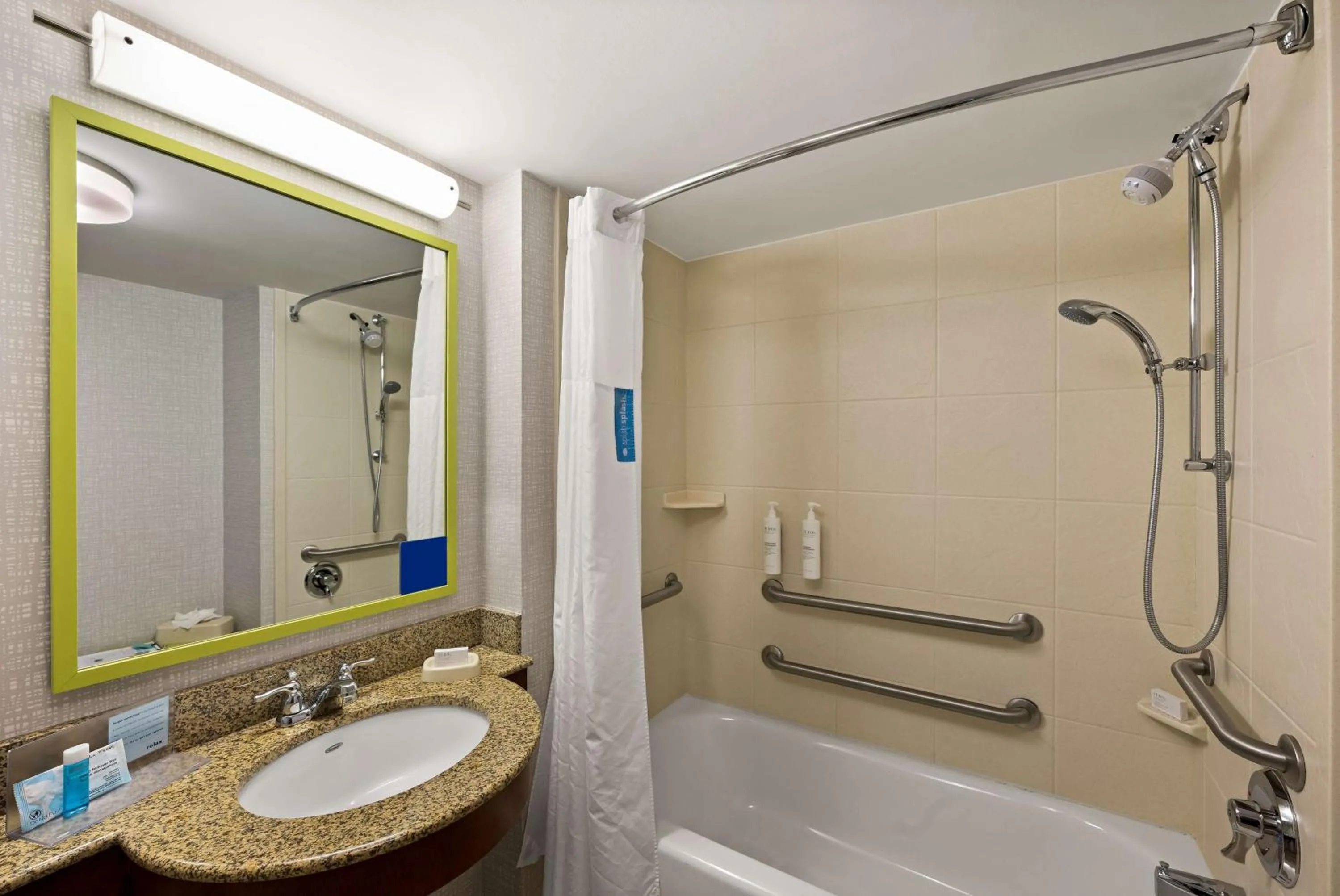 King Room with Accessible Tub - Mobility and Hearing Access/Non-Smoking in Hampton Inn & Suites Poughkeepsie