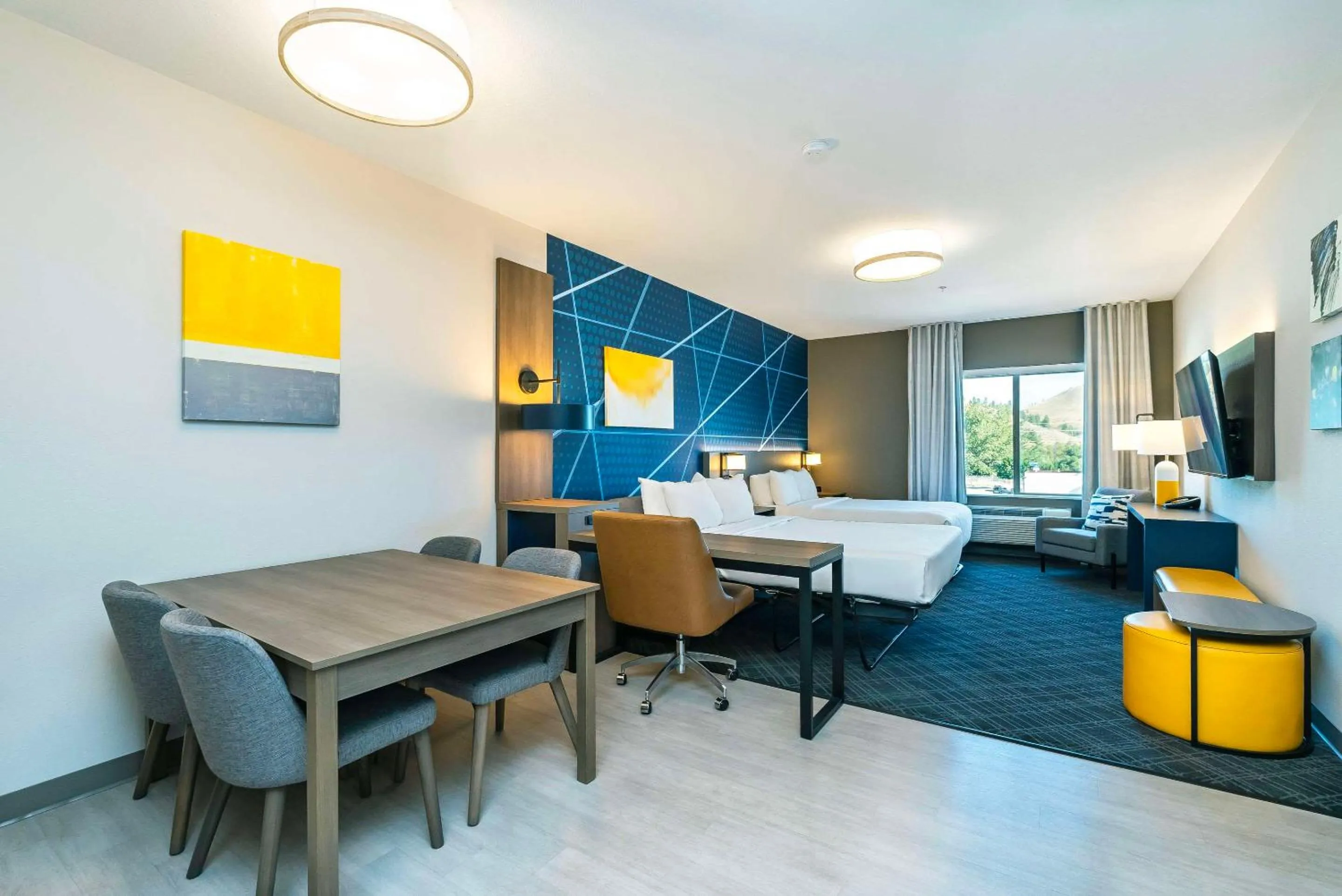 King Suite with Sofa Bed in Comfort Suites Kelowna