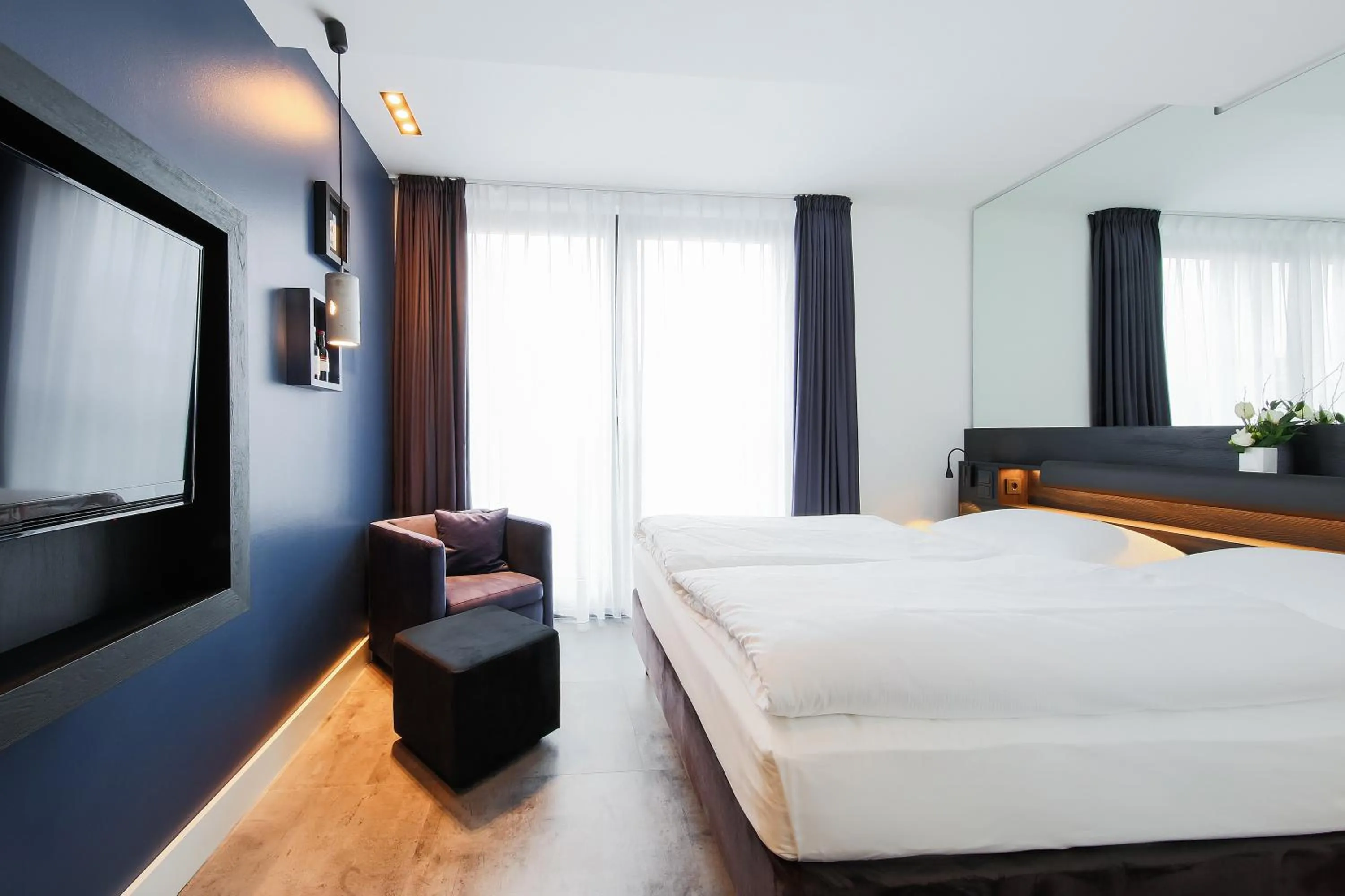 Quiet & Small in LINDEMANN'S