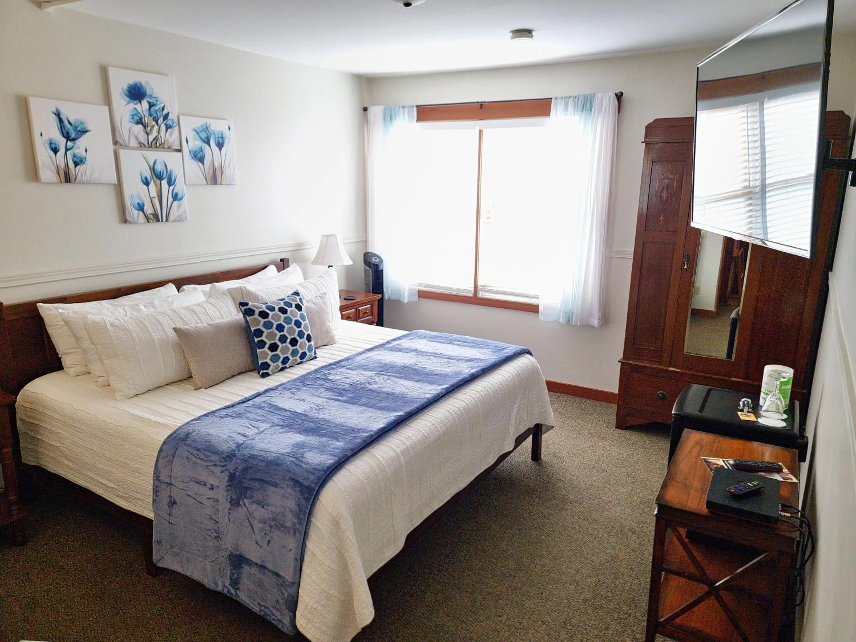 King Room - Non-Smoking in The Heron Inn and Day Spa