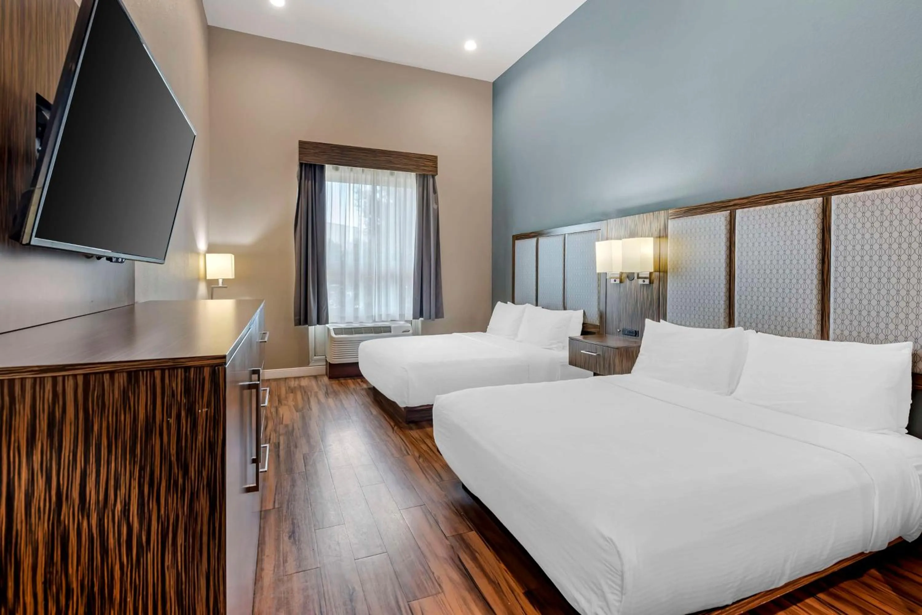 Queen Suite with Two Queen Beds, Bath Tub and Sofa Bed - Disability Access/Non-Smoking in Best Western Plus Pflugerville Inn & Suites