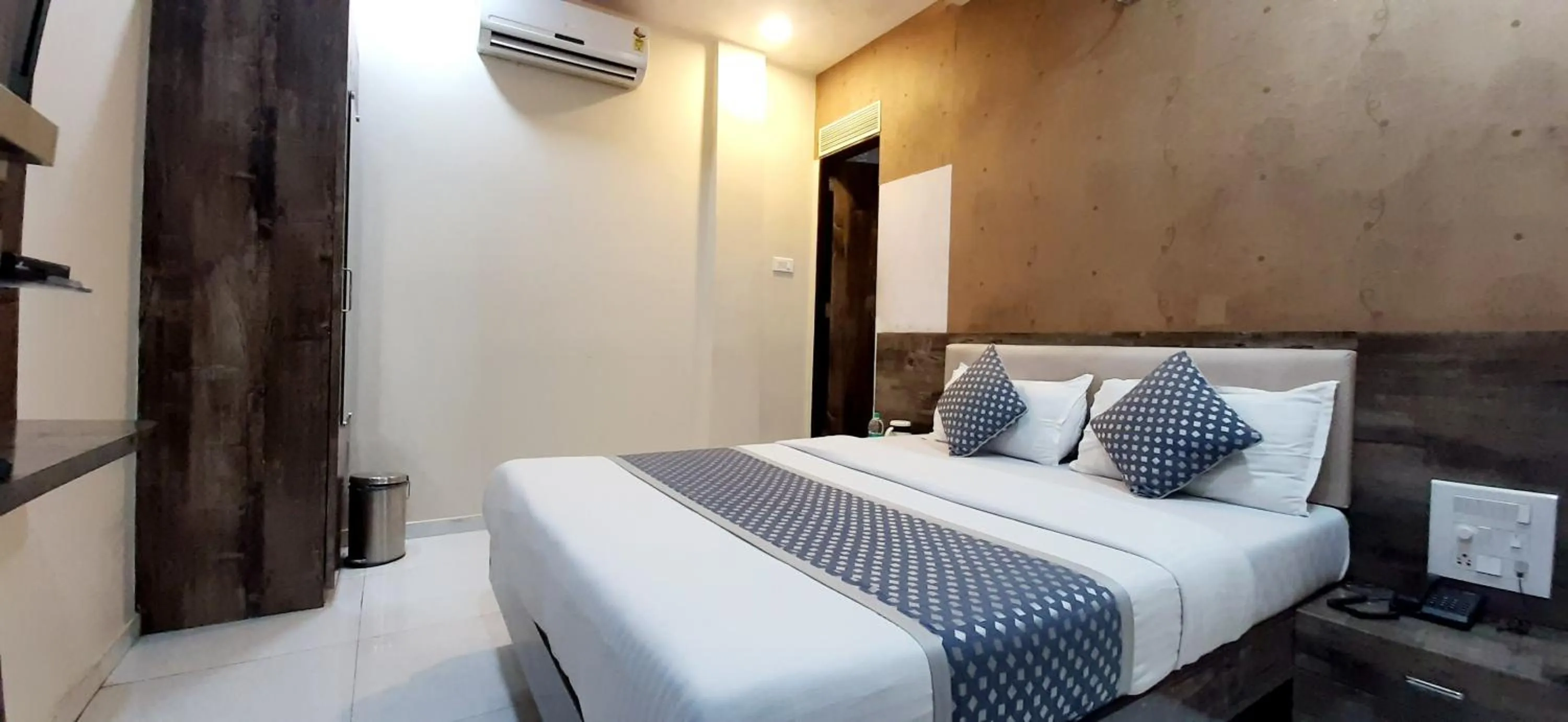 Deluxe Double Room - single occupancy in Hotel Aroma- Dadar