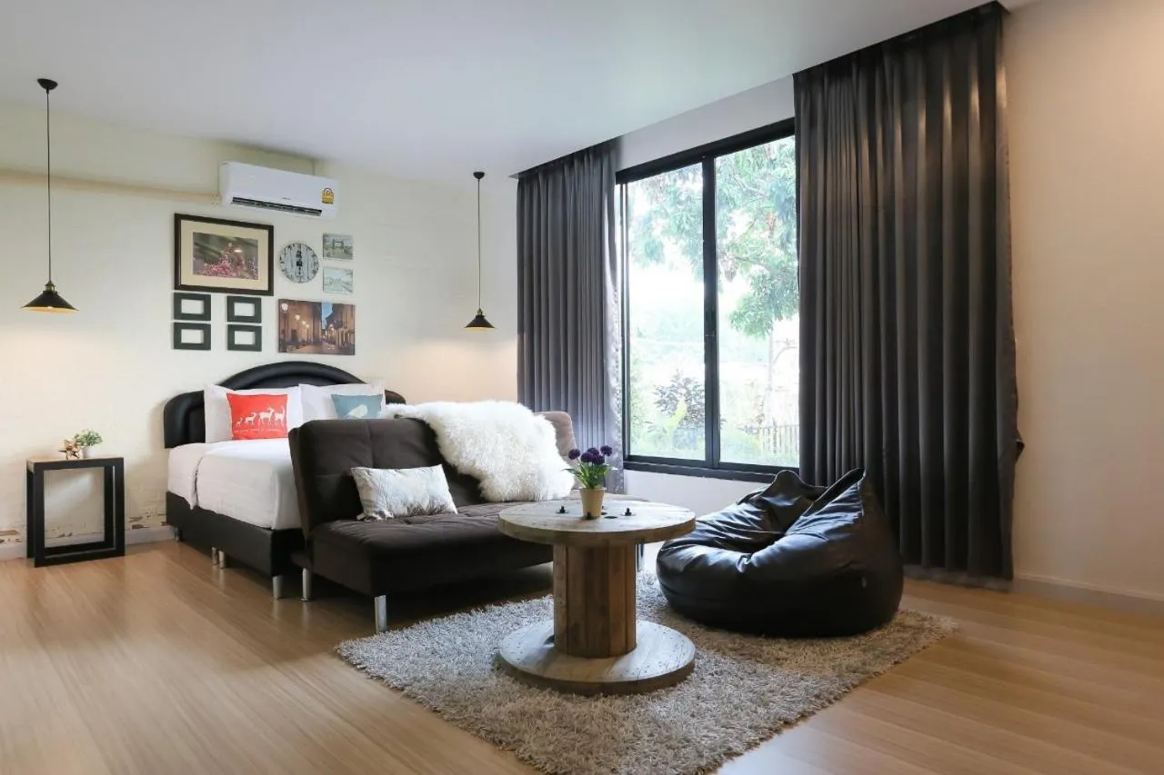 Deluxe Double Room with Bath in Manonnee