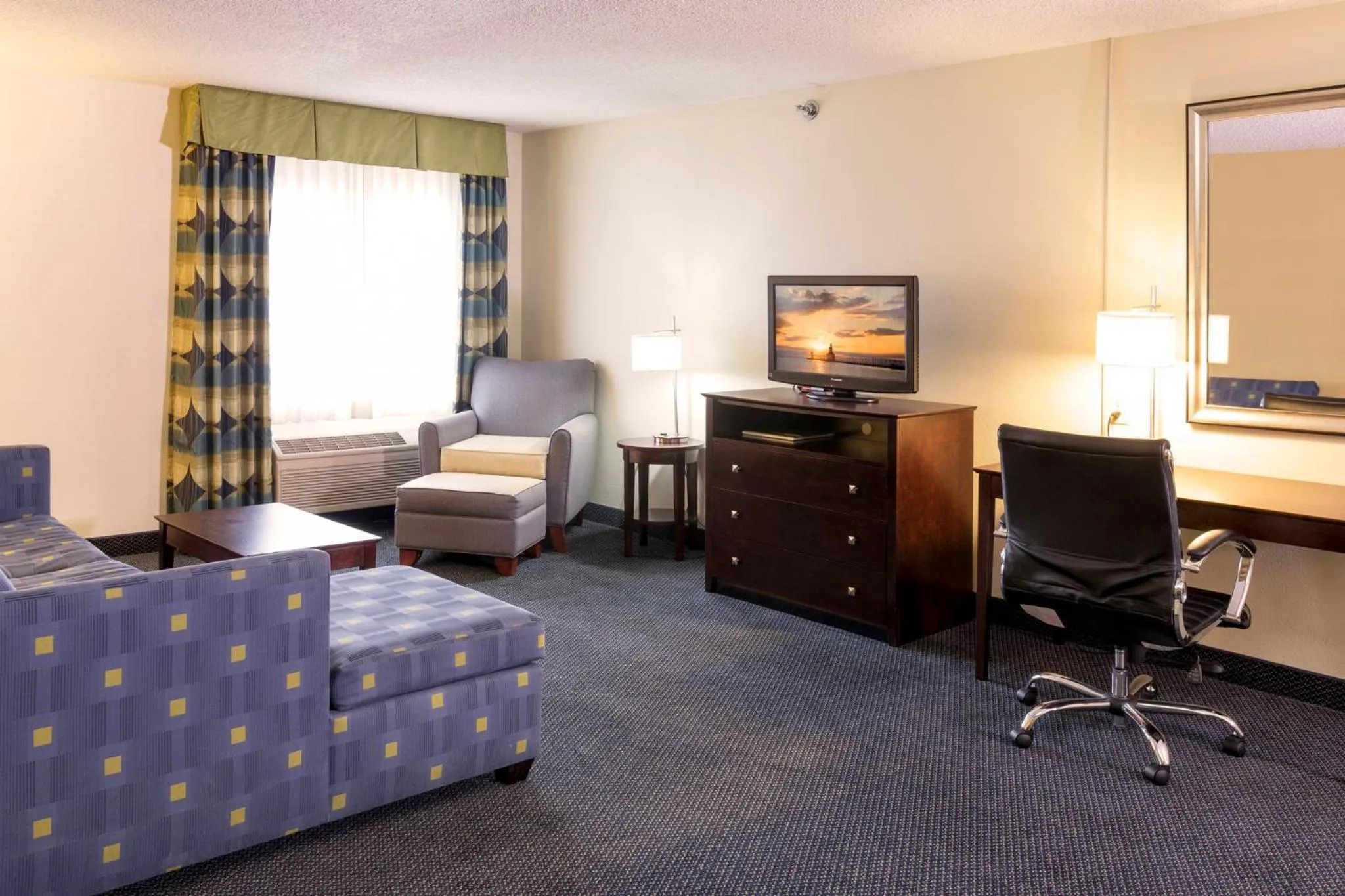 One-Bedroom Suite with Jetted Tub in Holiday Inn Express Hotel & Suites-Saint Joseph by IHG