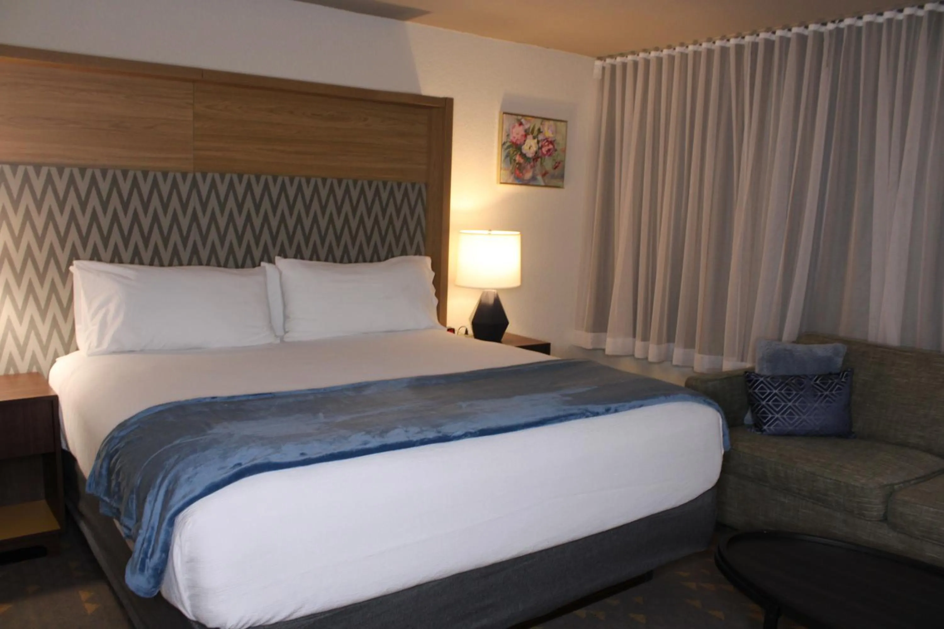 Deluxe King Room - Non-Smoking in Wyndham Flint MI Grand Blanc Bishop Airport Conference Ct