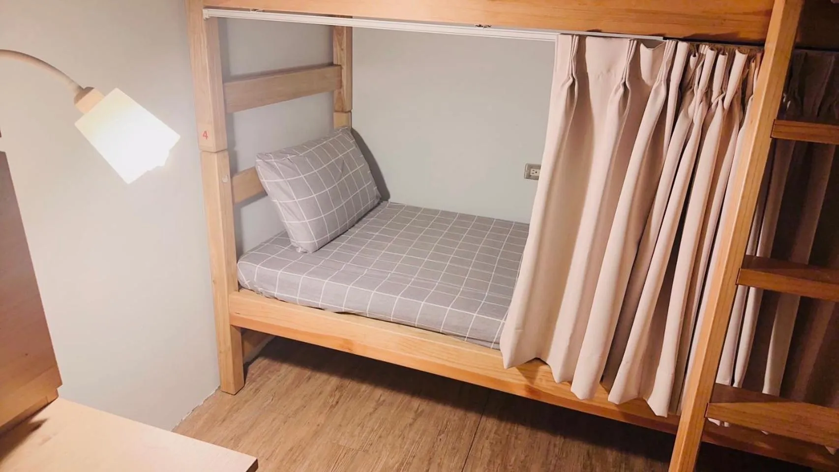 Bed in 4-Bed Mixed Dormitory Room in MatchBox Hostel