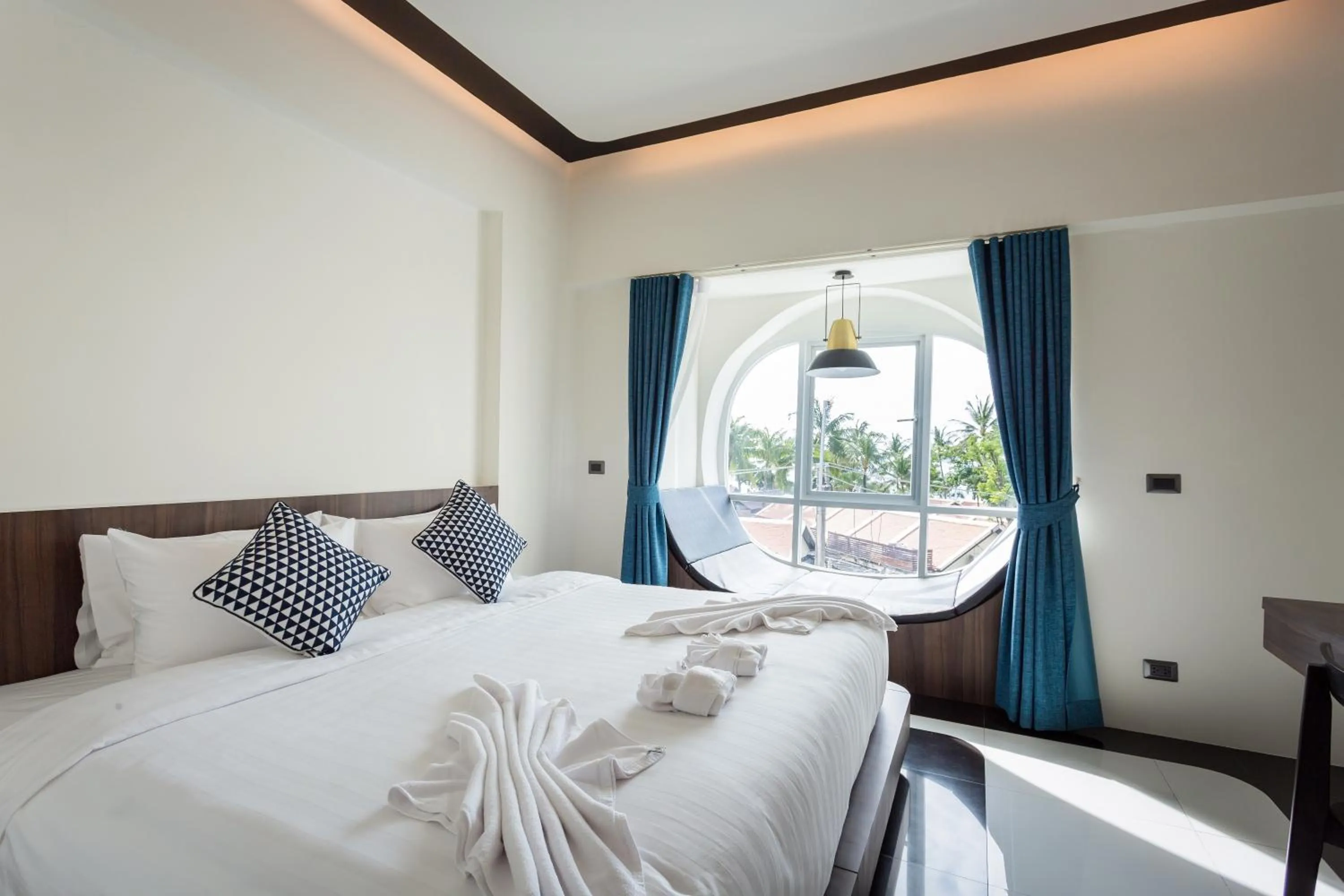 Deluxe King Room in BearPacker Patong Hostel