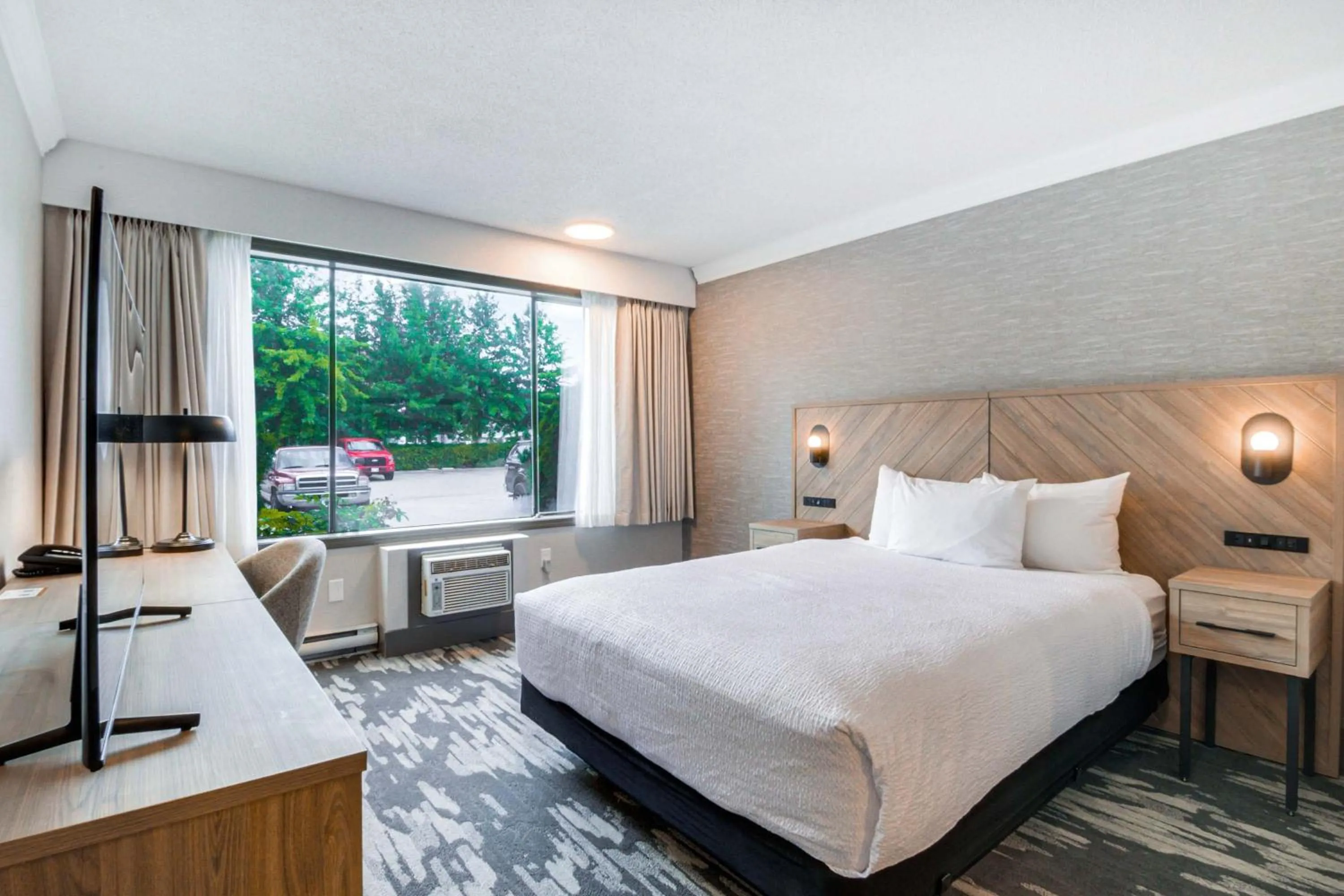 Standard Room, 1 Queen Bed, Kitchenette, Atrium Building in Sandman Hotel & Suites Kelowna