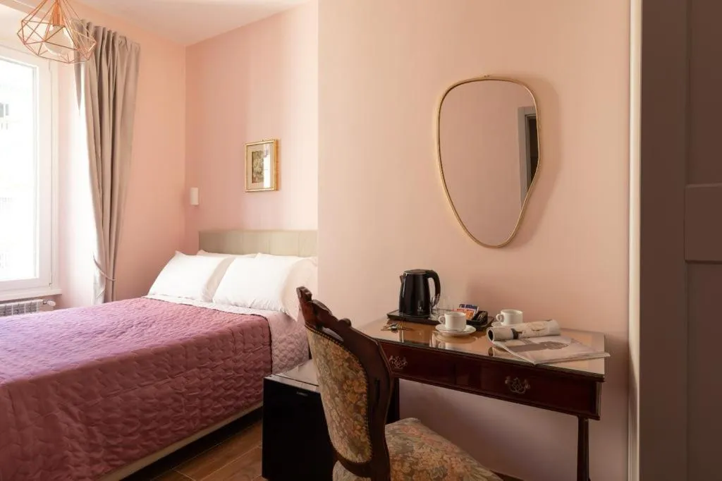 Large Double Room in Queen Meg Roma