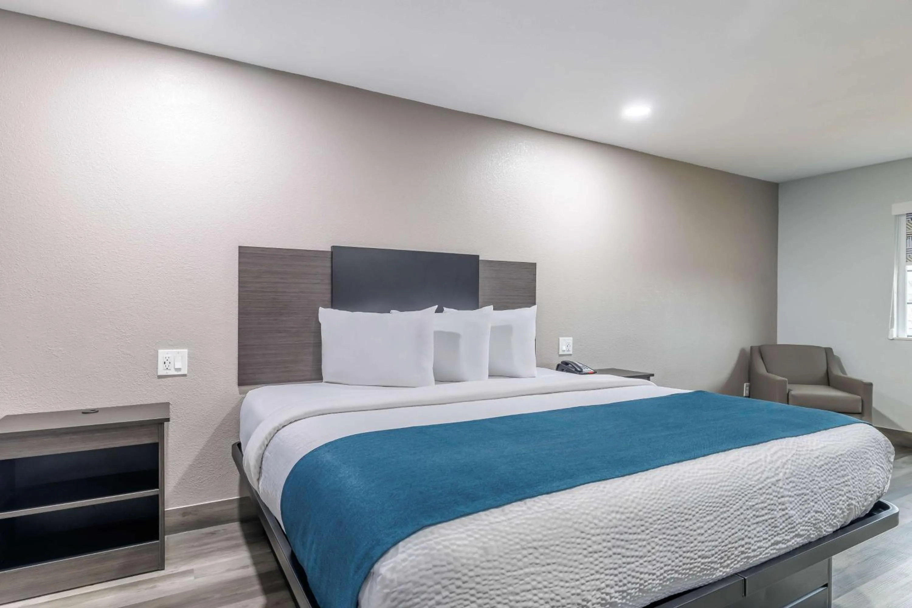 Deluxe King Room - Non-Smoking in Motel 6-Brenham, TX