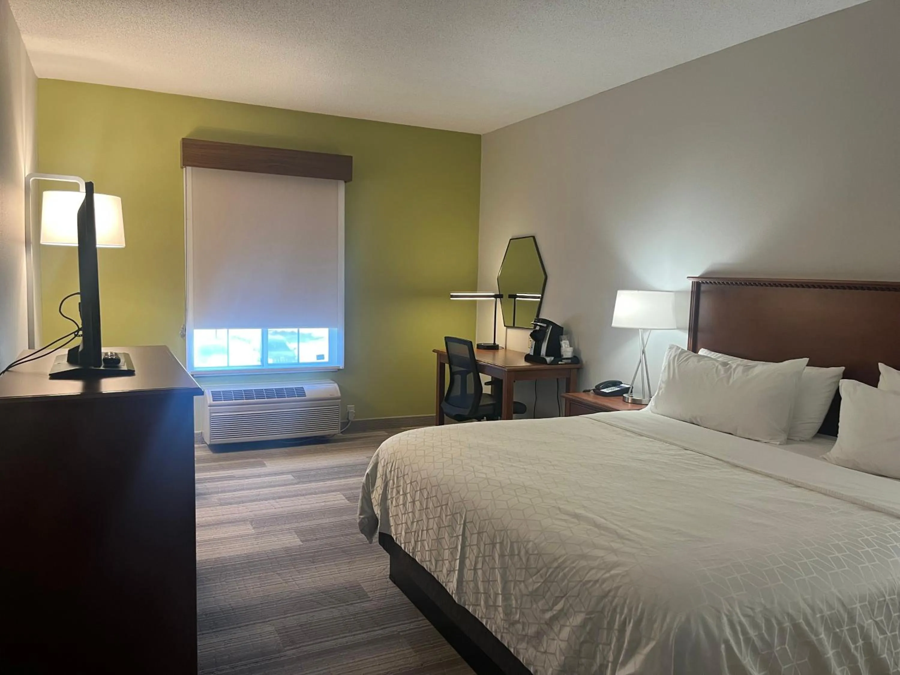 Standard King Room in Holiday Inn Express Hotel & Suites Sioux Falls At Empire Mall by IHG