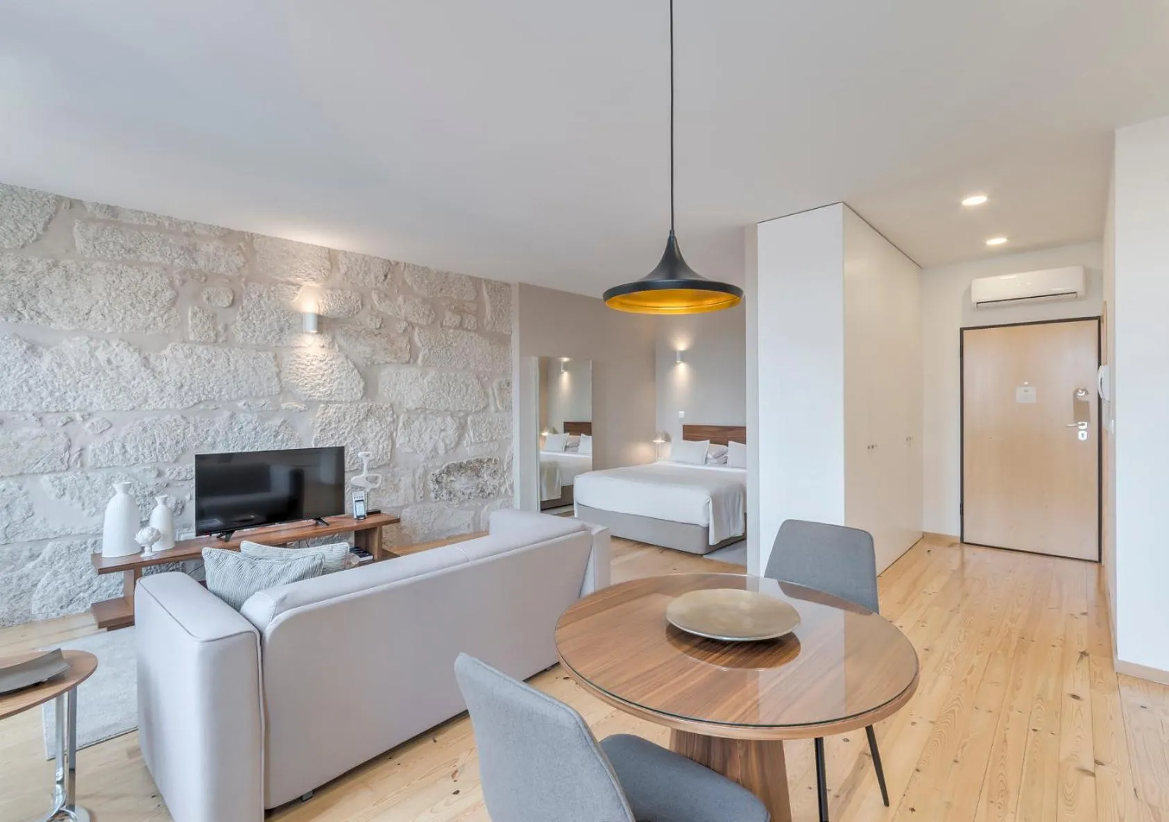 Premium Apartment with City View in Oporto Street Sá de Noronha