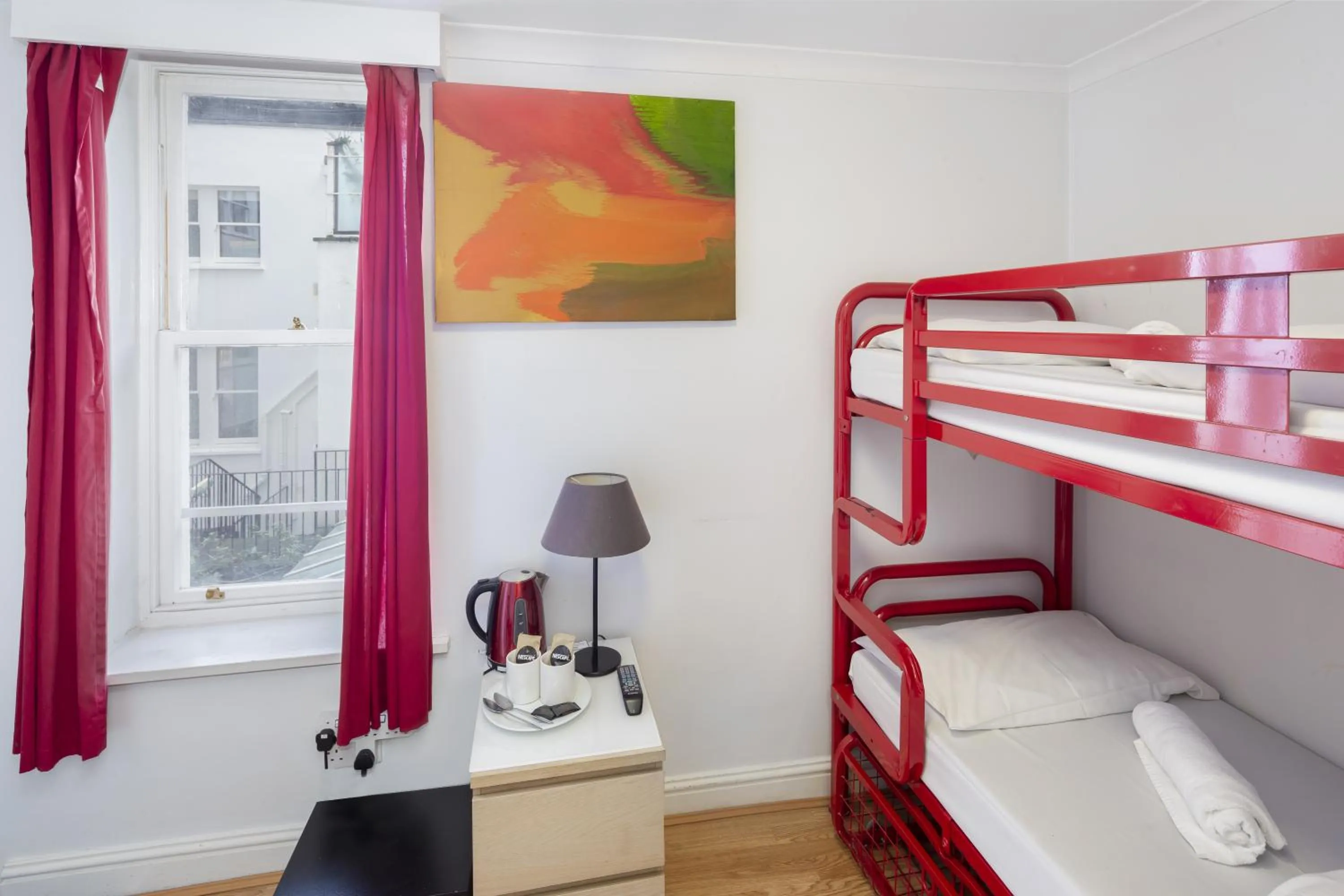 Twin Room Ensuite in Astor Hyde Park Hostel