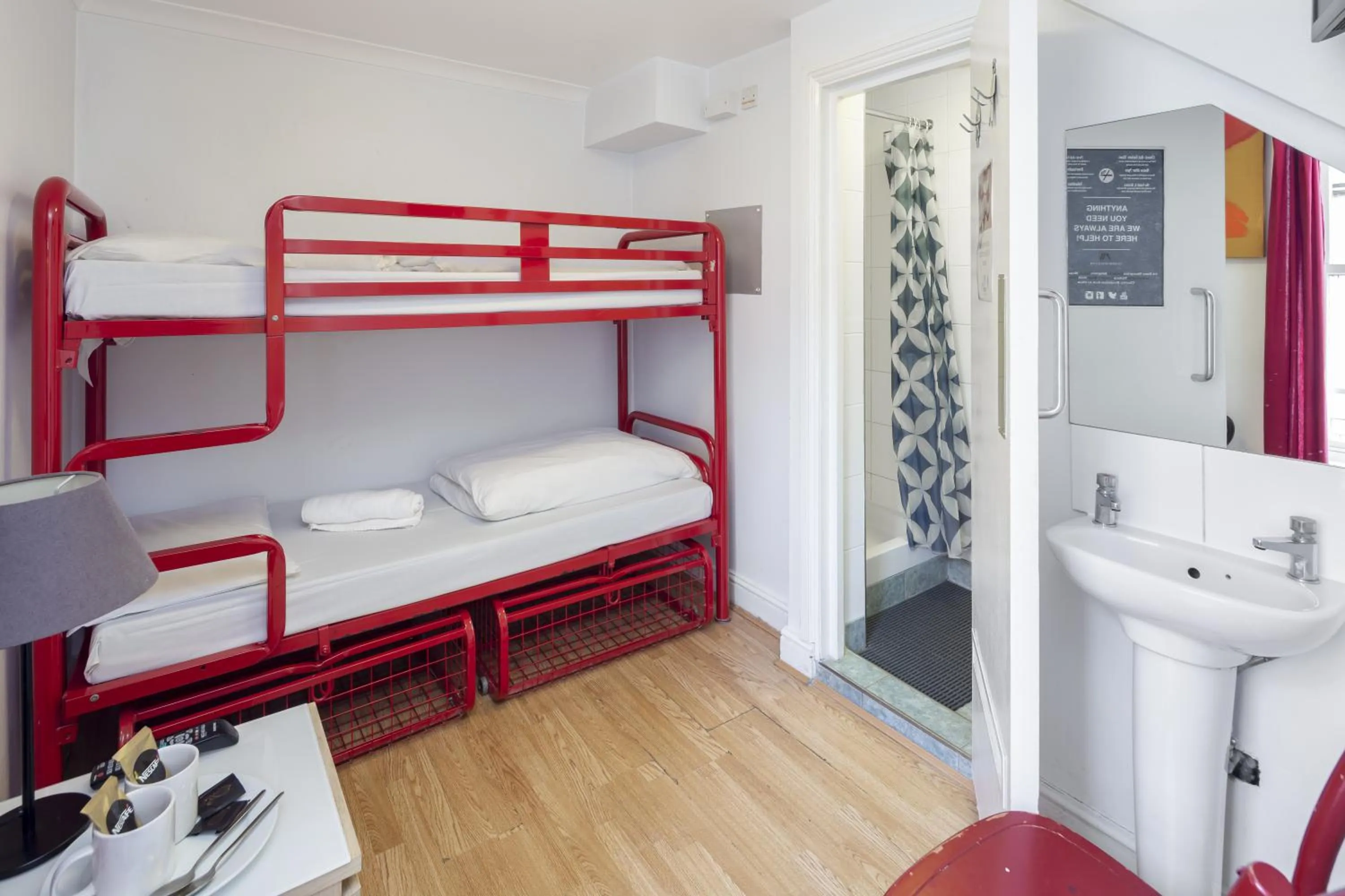 Twin Room Ensuite in Astor Hyde Park Hostel