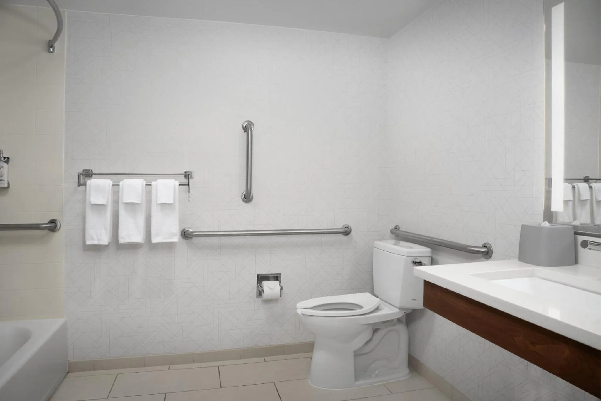 Standard Queen Room with Two Queen Beds and Mobility Accessible Tub in Holiday Inn Express & Suites Alexandria - Fort Belvoir by IHG