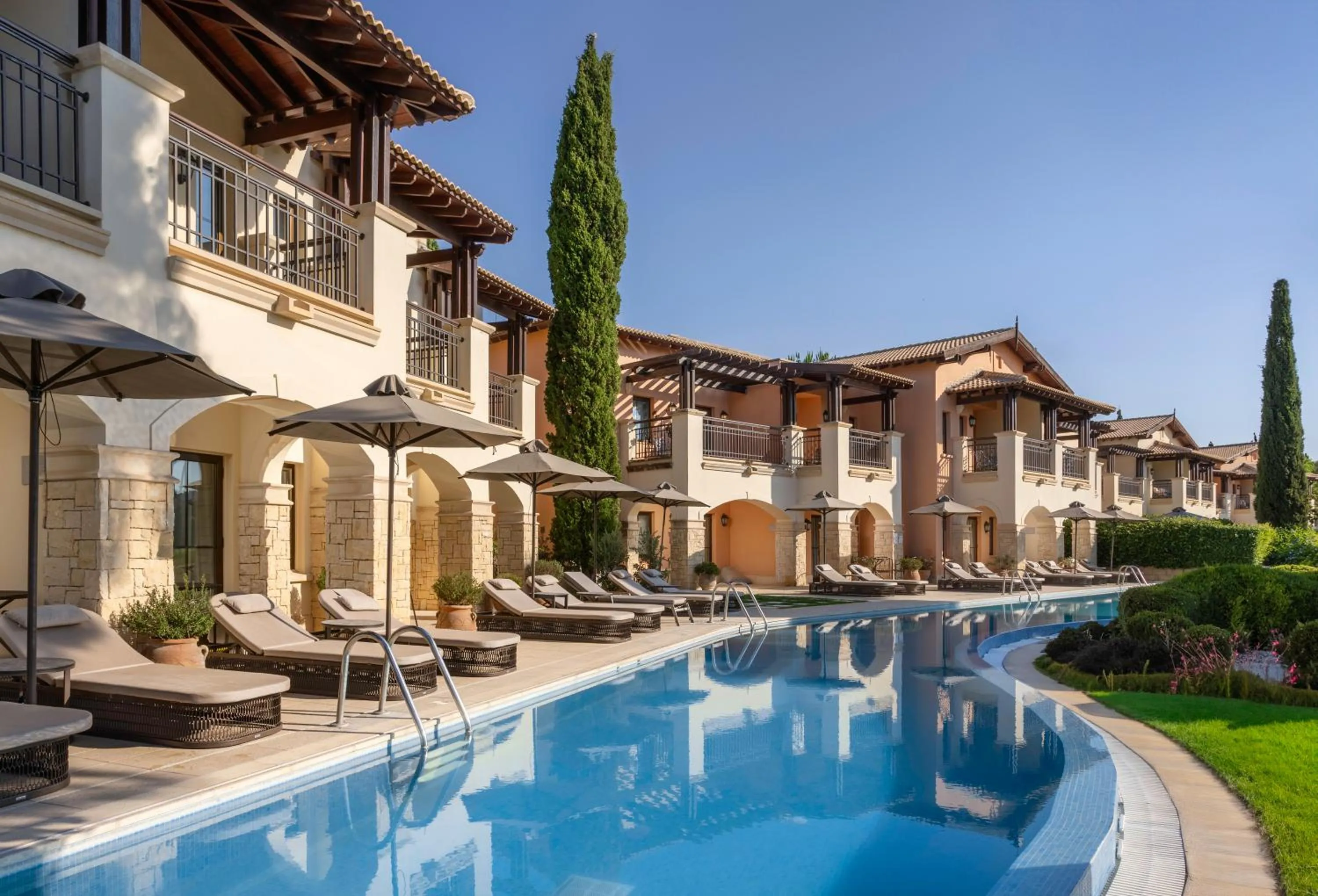 Deluxe Double Swim-Up Room Golf & Sea View in Aphrodite Hills Hotel