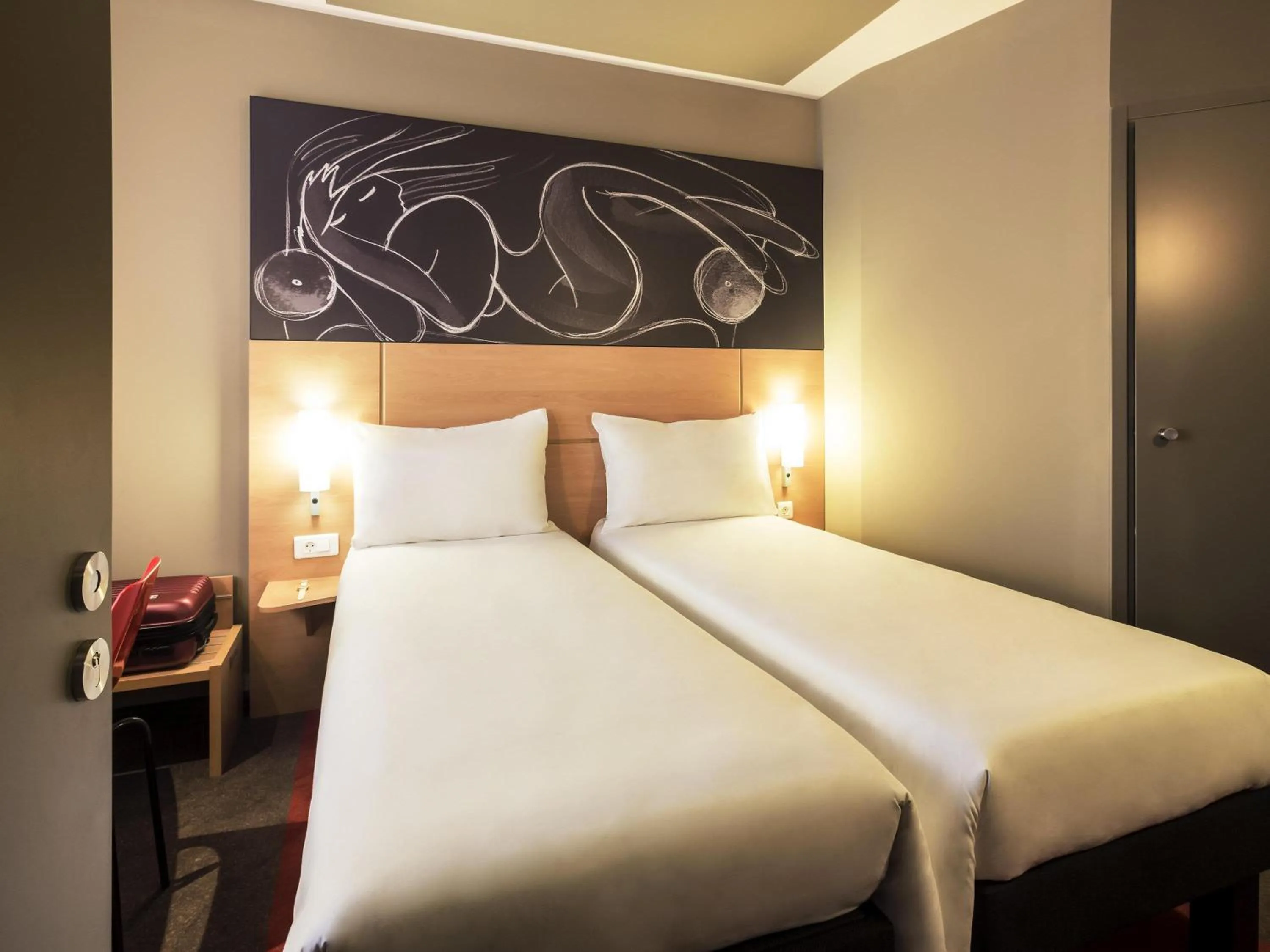 Standard Twin Room in ibis Yerevan Center