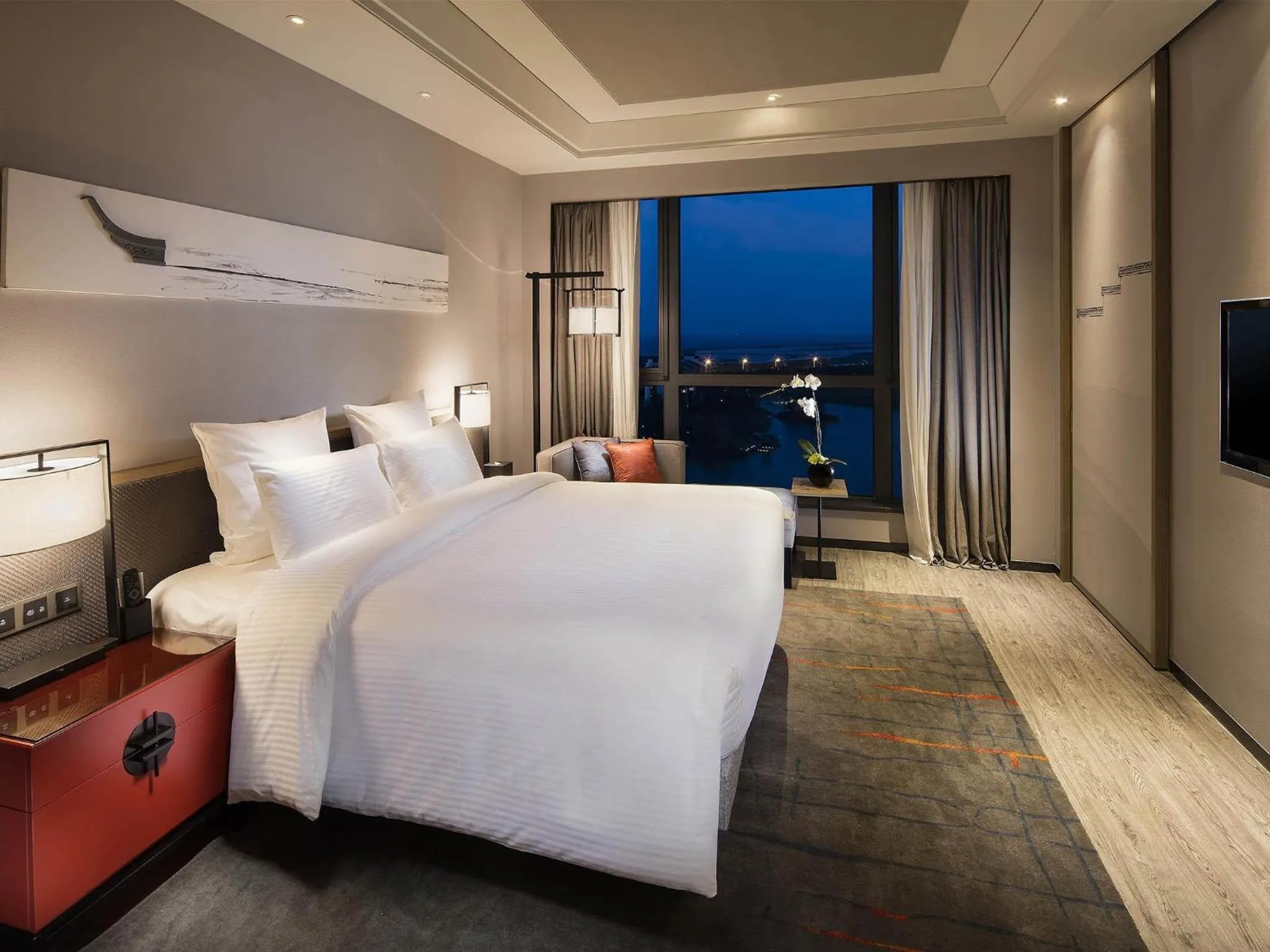 Executive King Bedroom with Lake View in Pullman Hefei Sunac