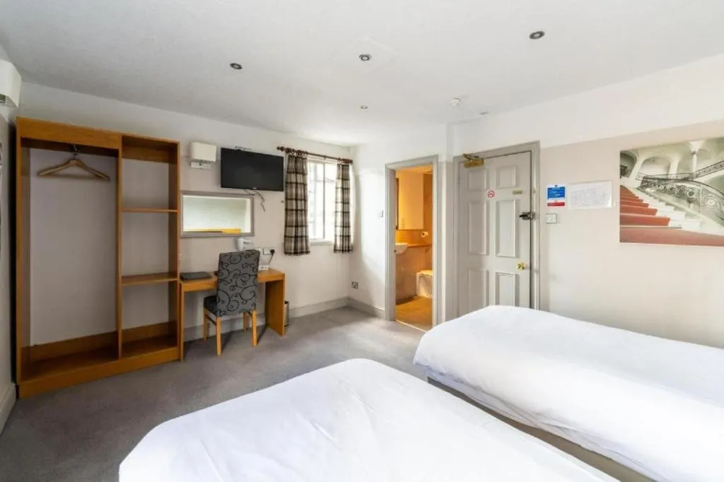 Standard Twin Room in OYO The Red Lion Hotel