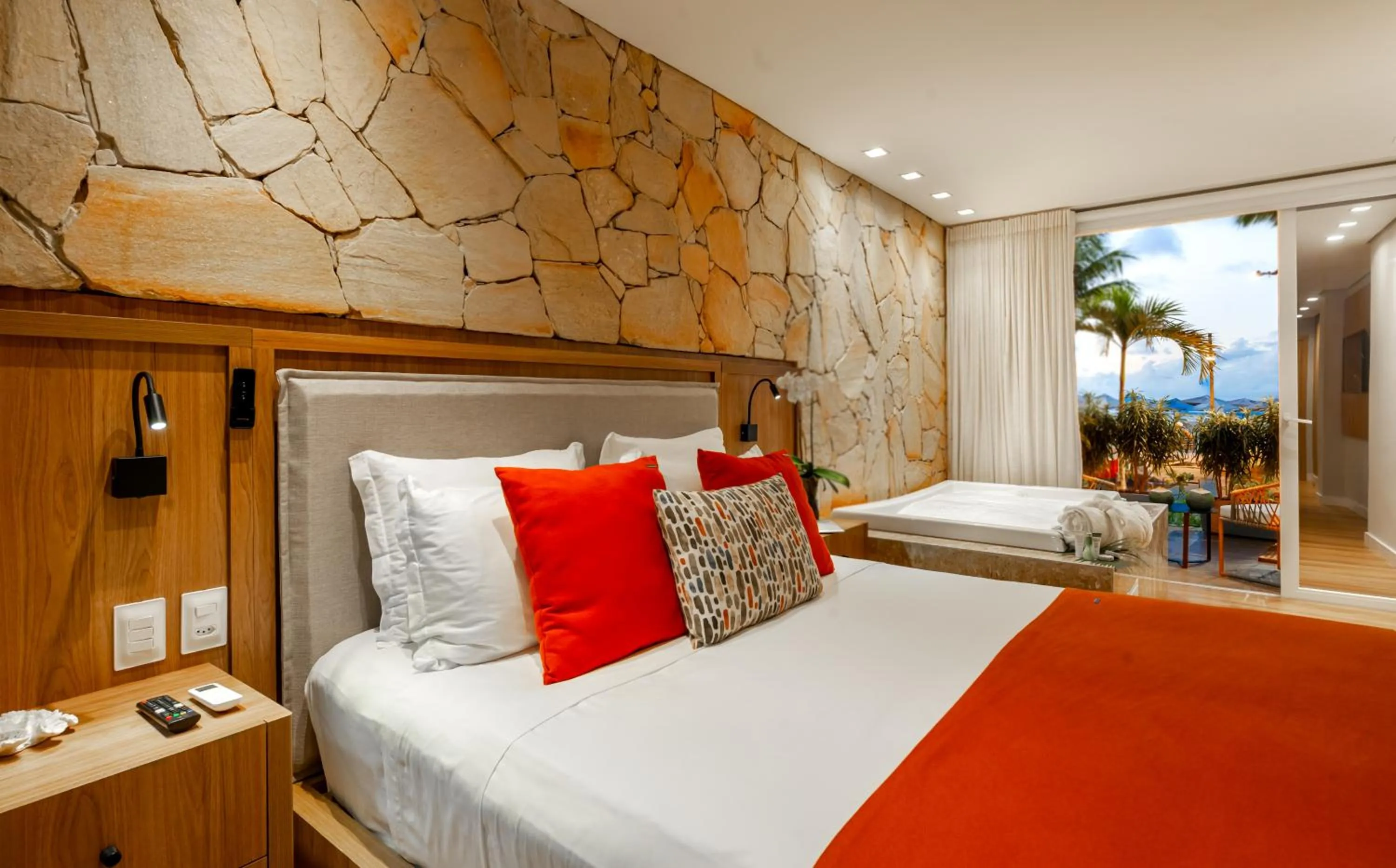 Luxury Room with Hot Tub and balcony in Pousada Bahia Tambor