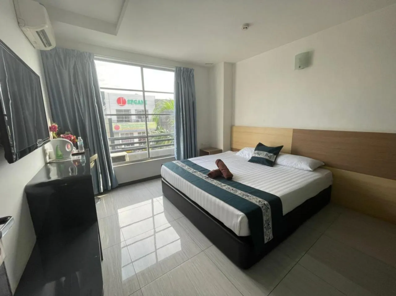 Deluxe King Room in Dolphin Hotel
