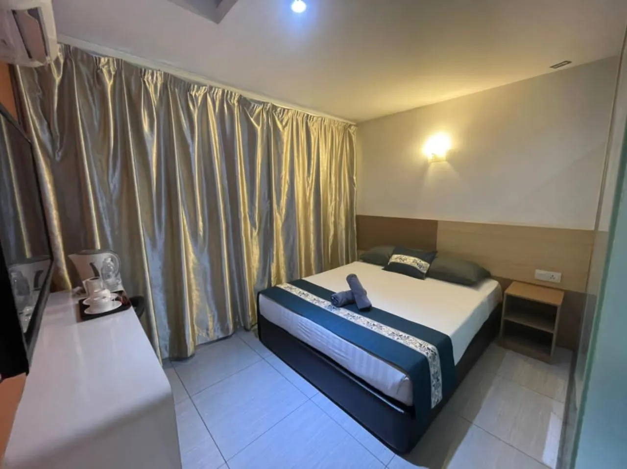 Standard Queen Room in Dolphin Hotel