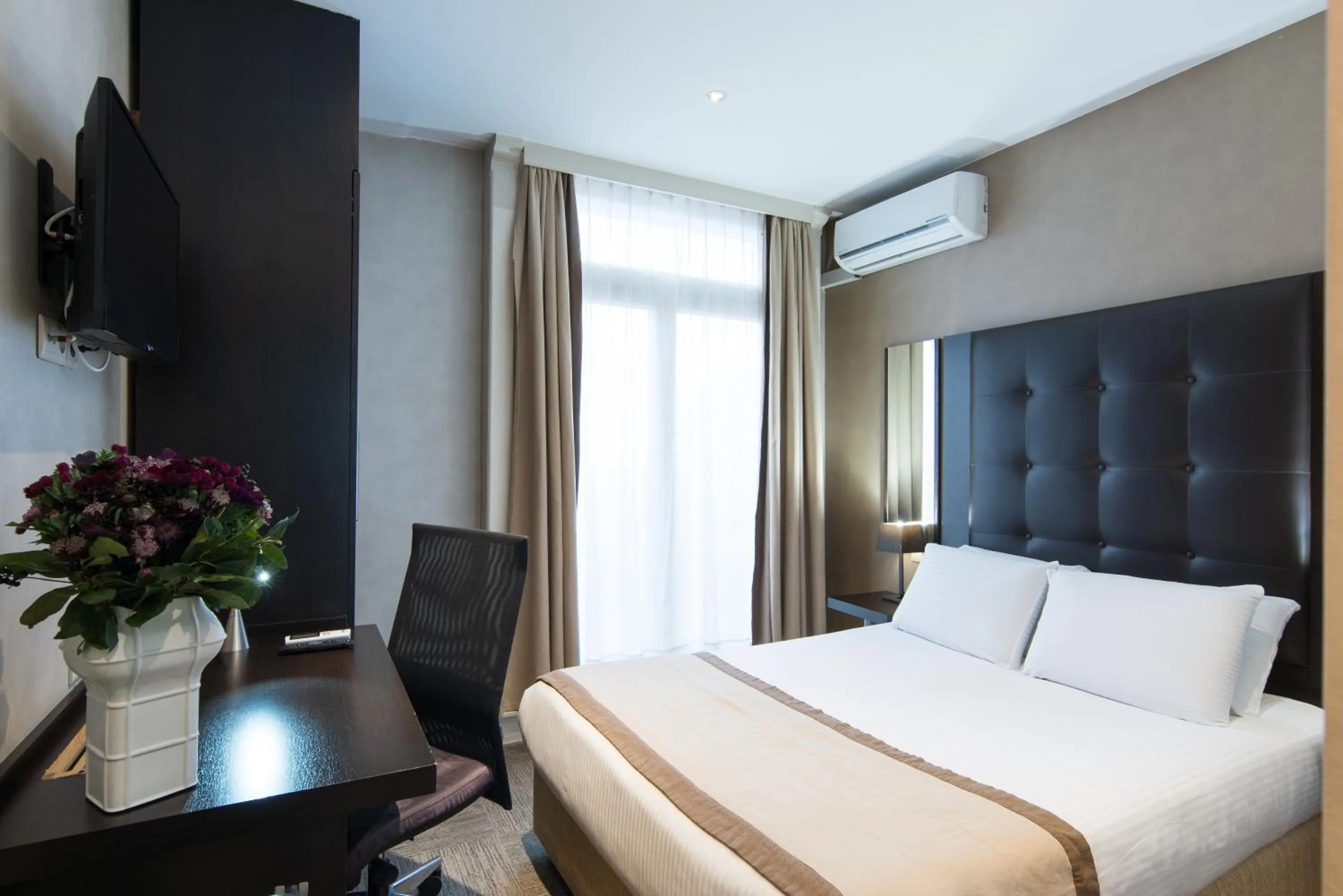 Standard Double Room in Hotel Chambord