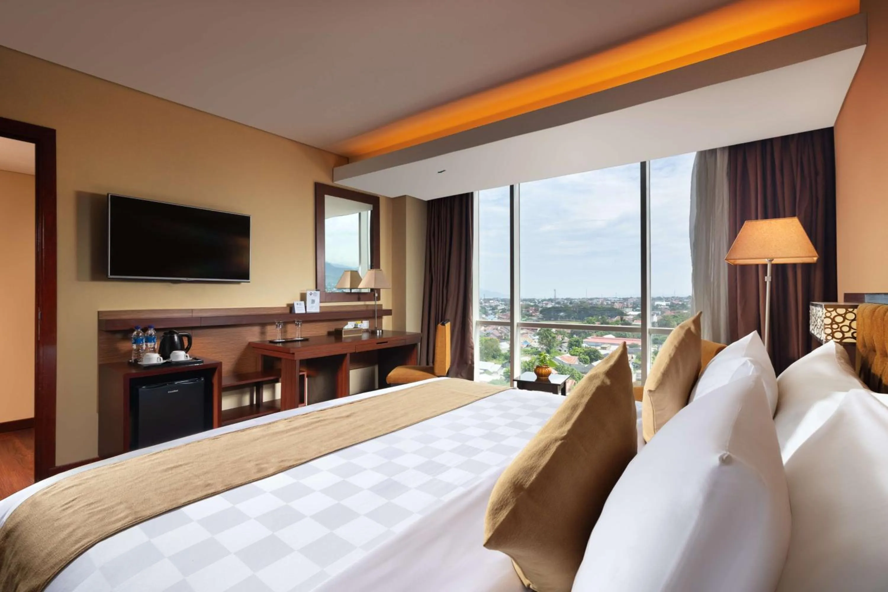 Junior King Suite with City View – Non-Smoking in Best Western Plus Coco Palu