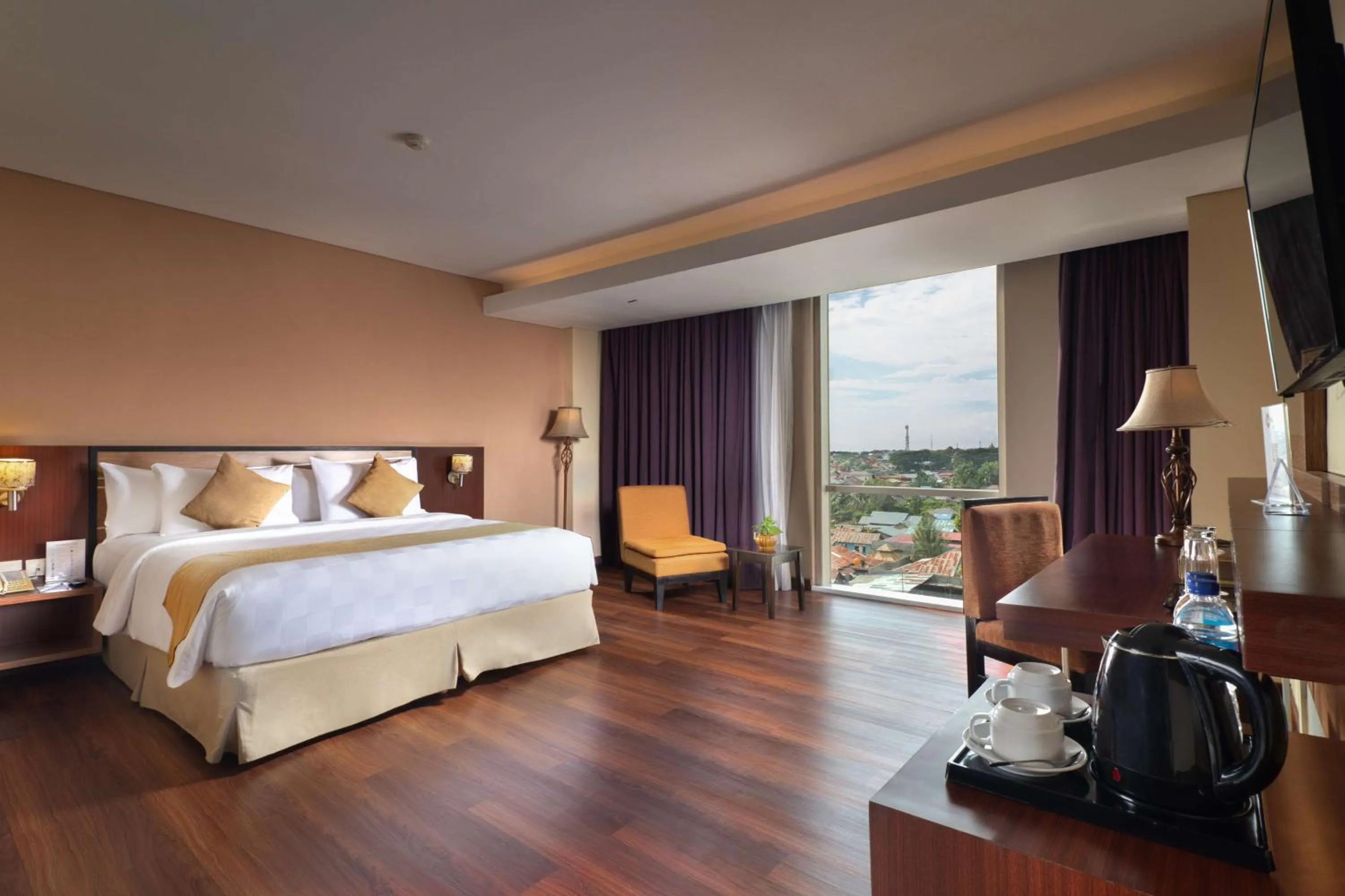 Deluxe Queen Room with City View - Smoking in Best Western Plus Coco Palu