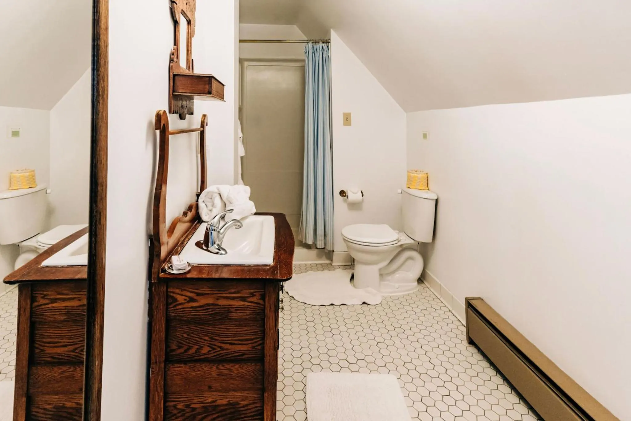 Queen Room in Mercersburg Inn