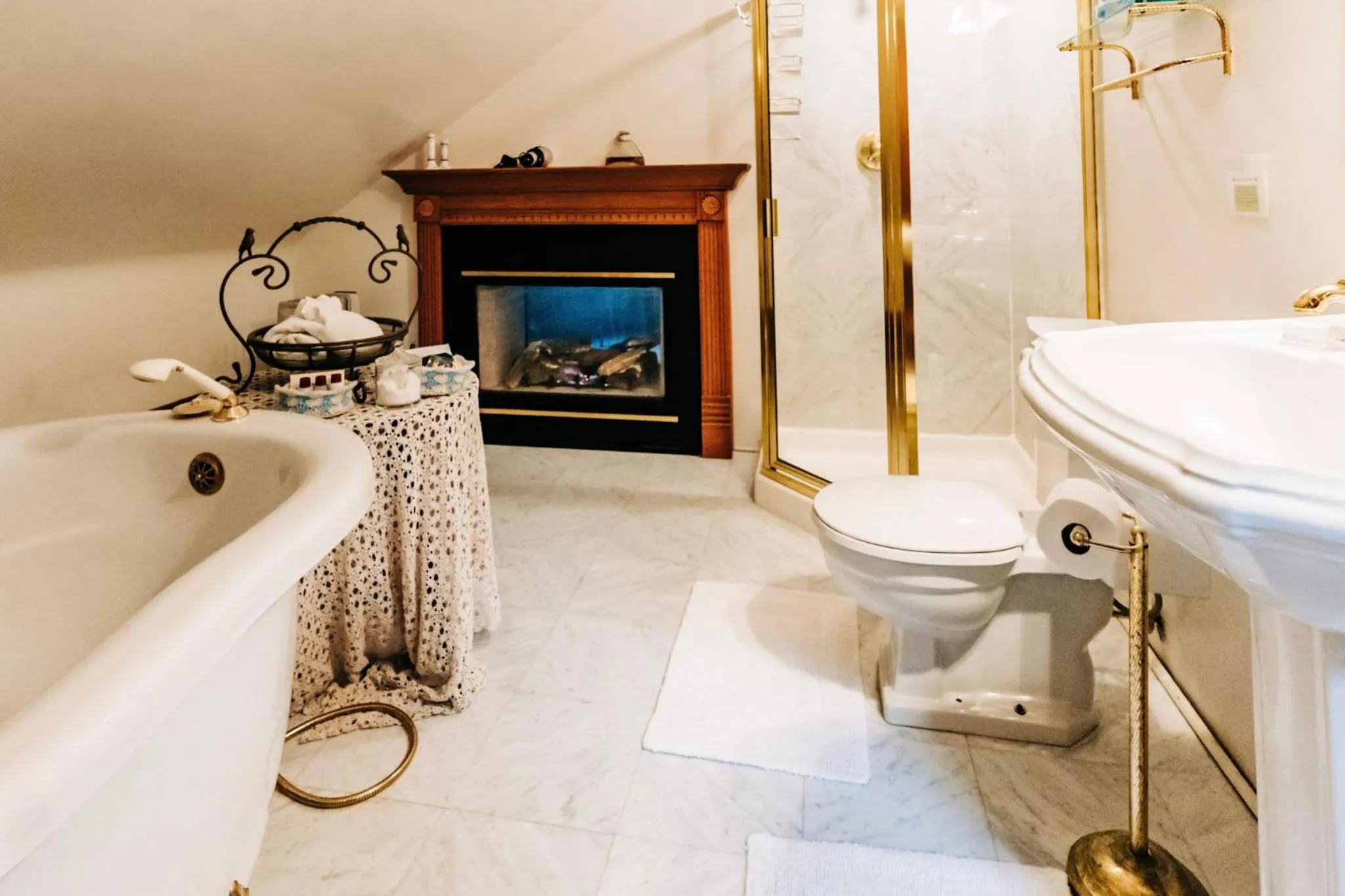 Deluxe King Room in Mercersburg Inn