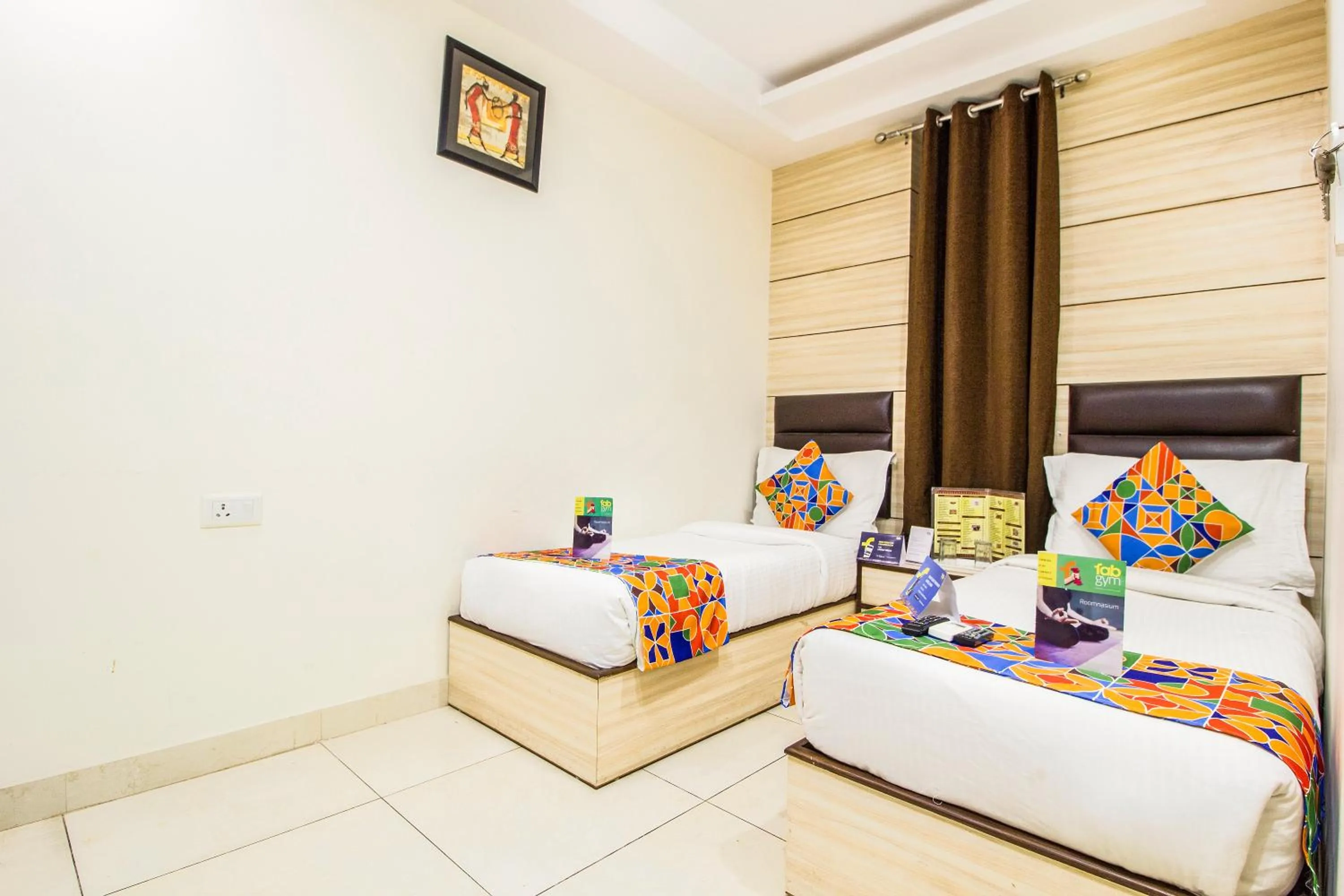 Deluxe Single Room - single occupancy in FabExpress Le Continental - Nr New Delhi Railway Station