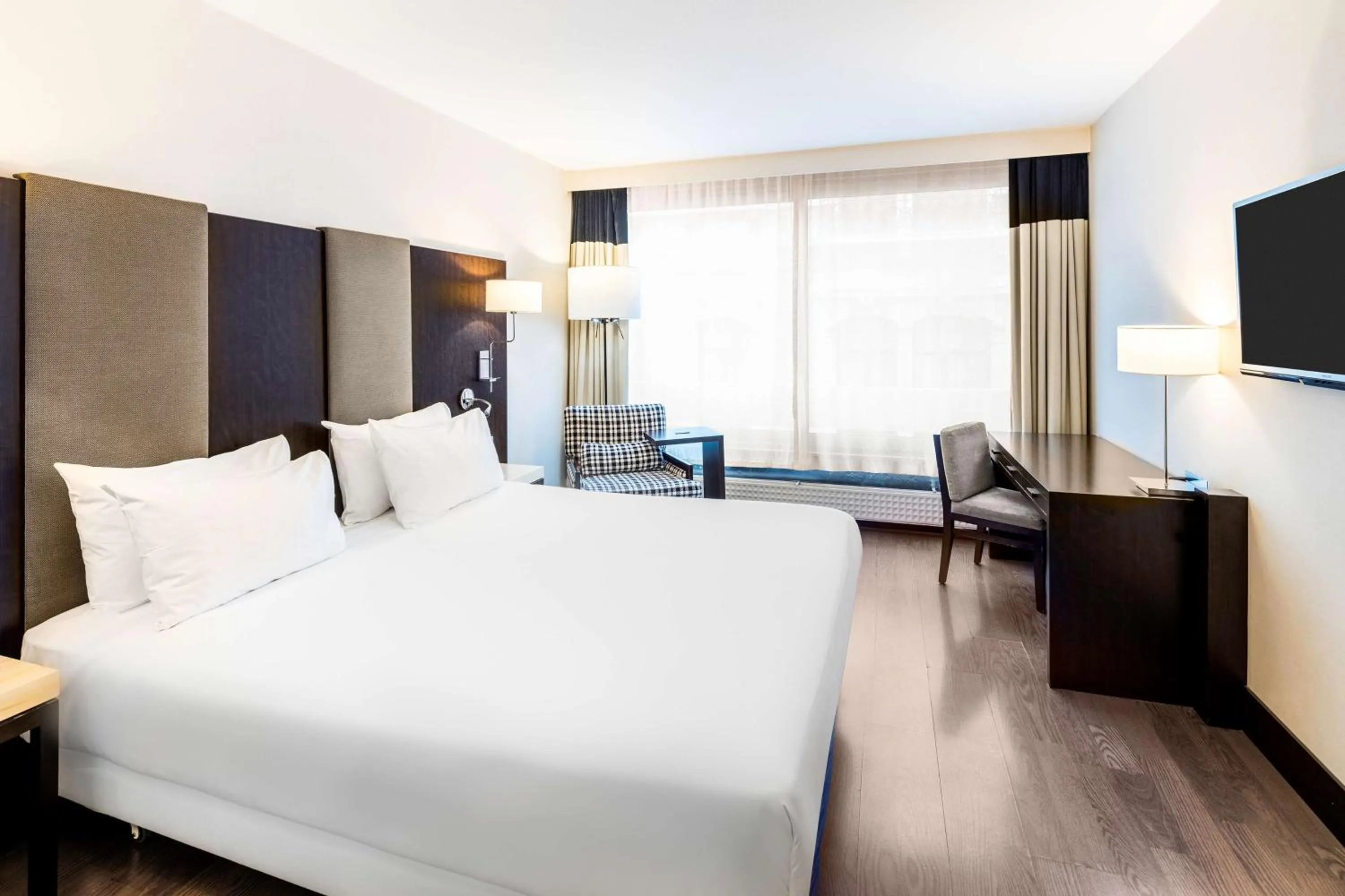 Standard Double or Twin Room in NH Brussels Stéphanie