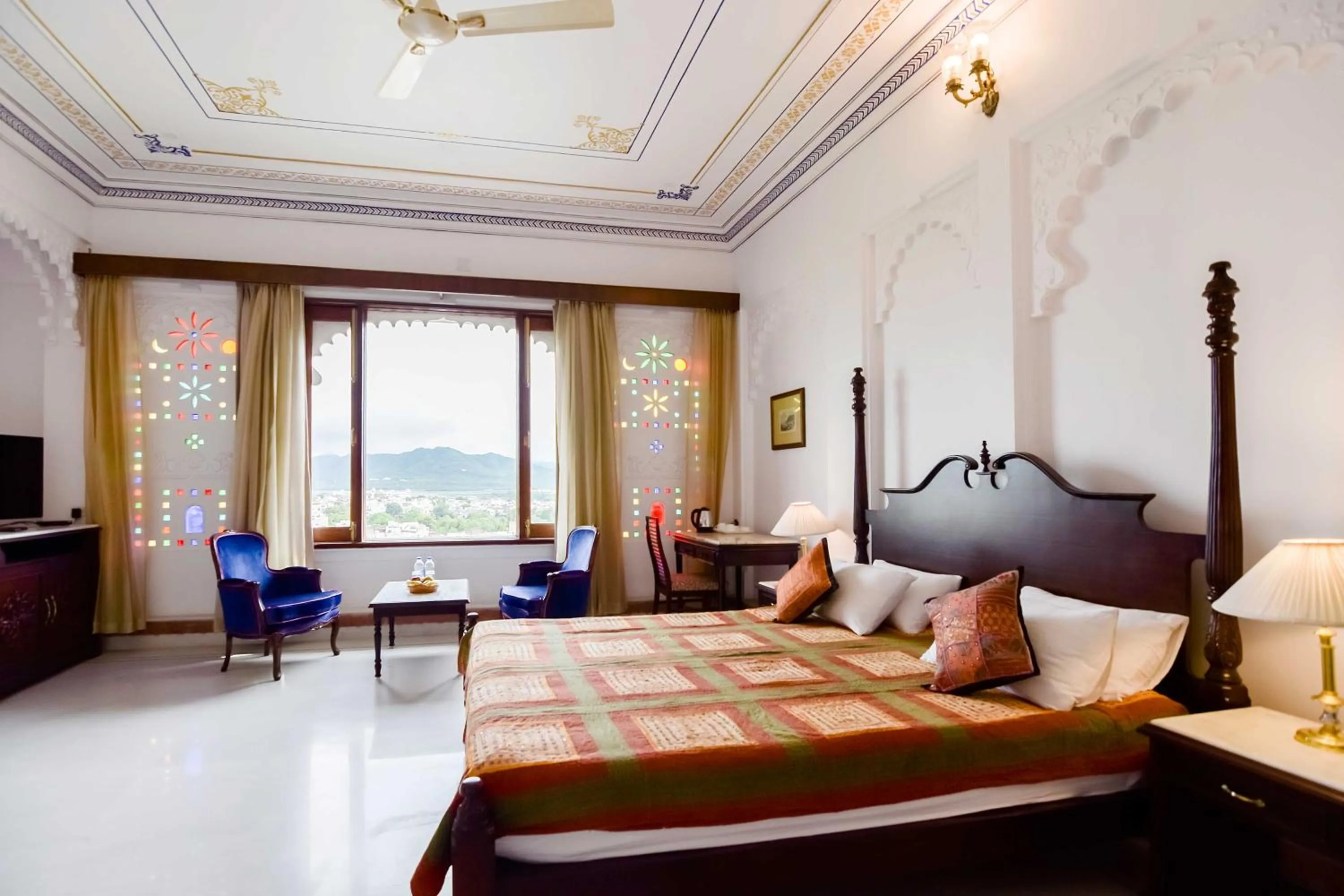 Luxury Lake View Room in Hotel Raj Kuber