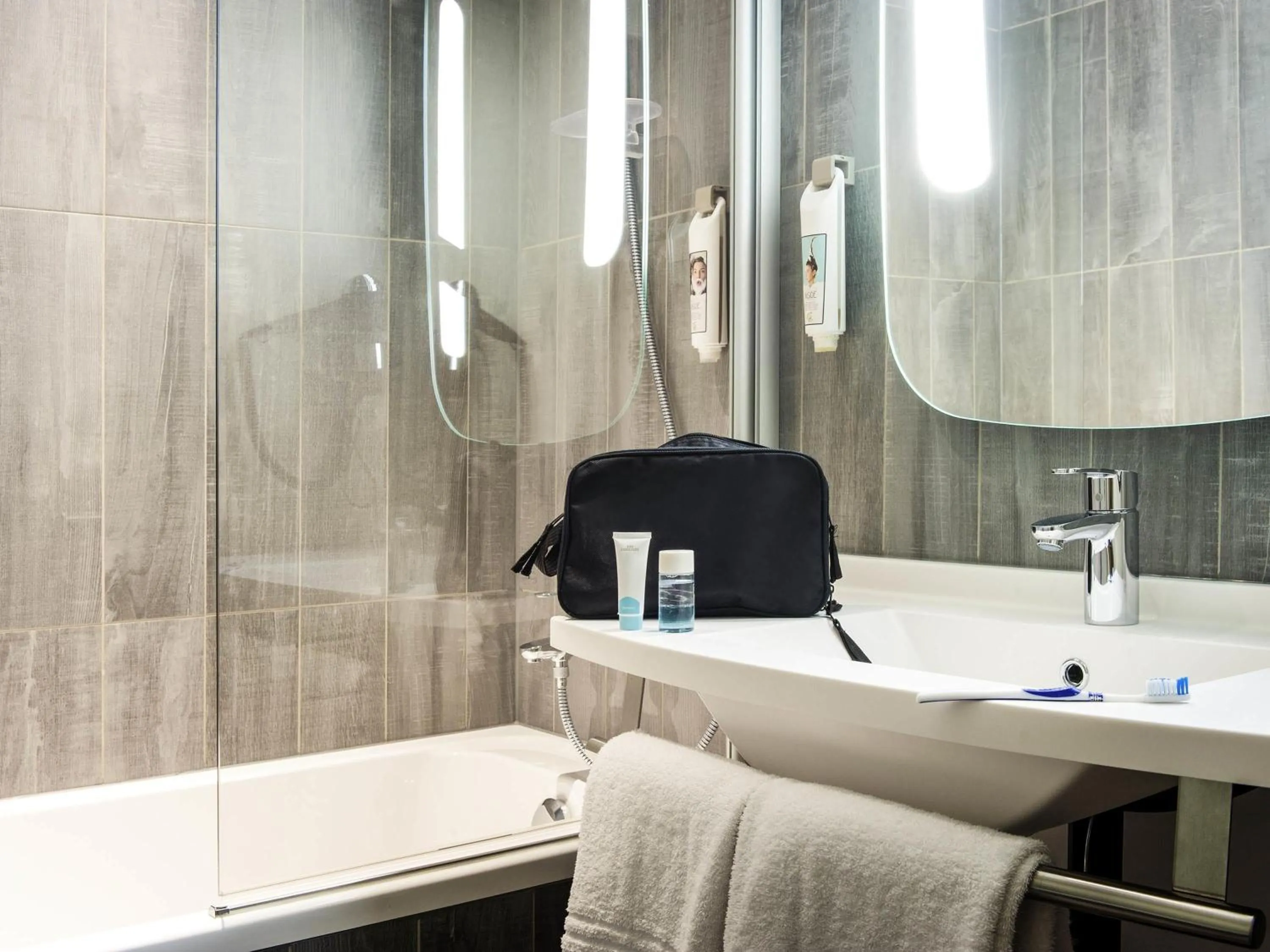 Twin Room in ibis Dinant Centre