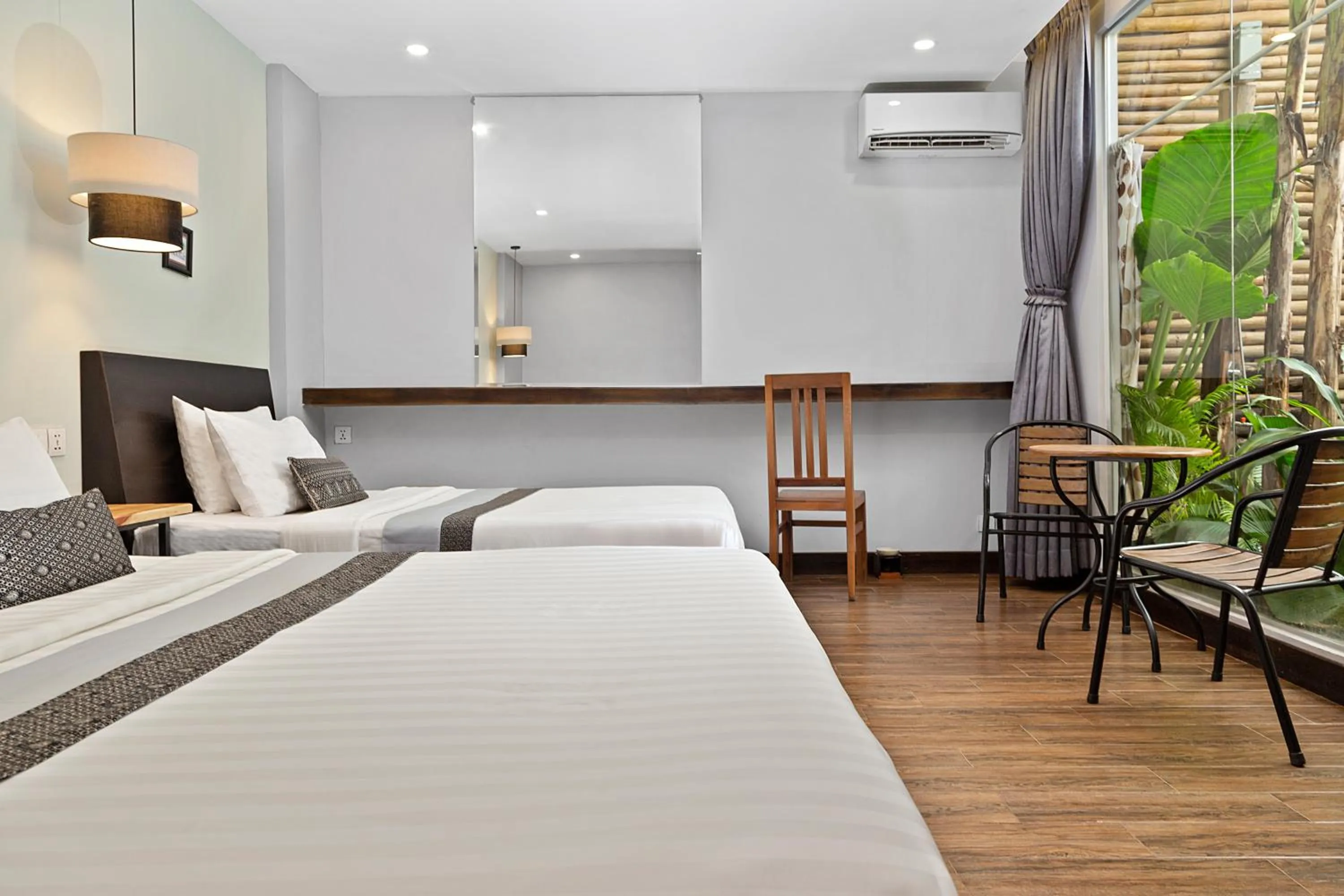 Family No Window Reflect Skylight, Jungle Shower in Hotel Five.S