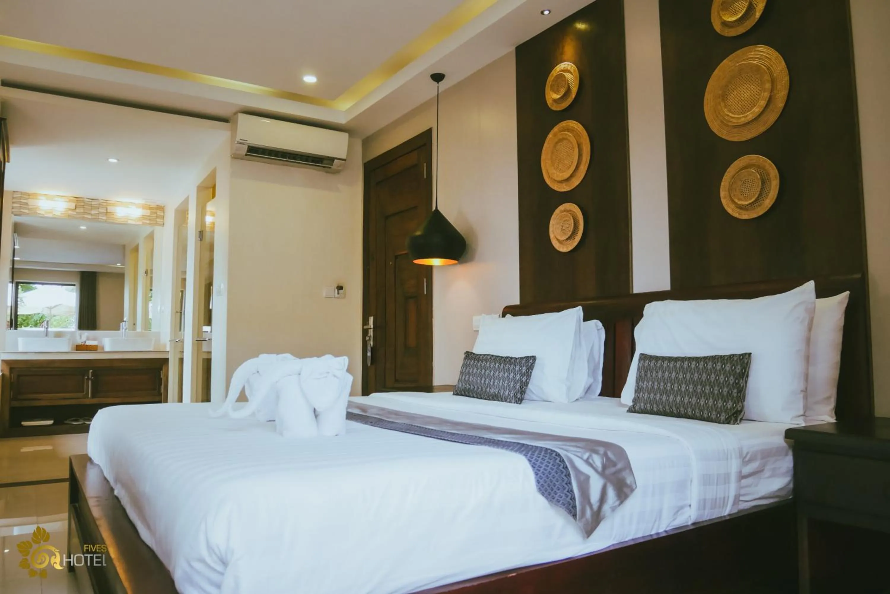 Deluxe King Room with Balcony in Hotel Five.S