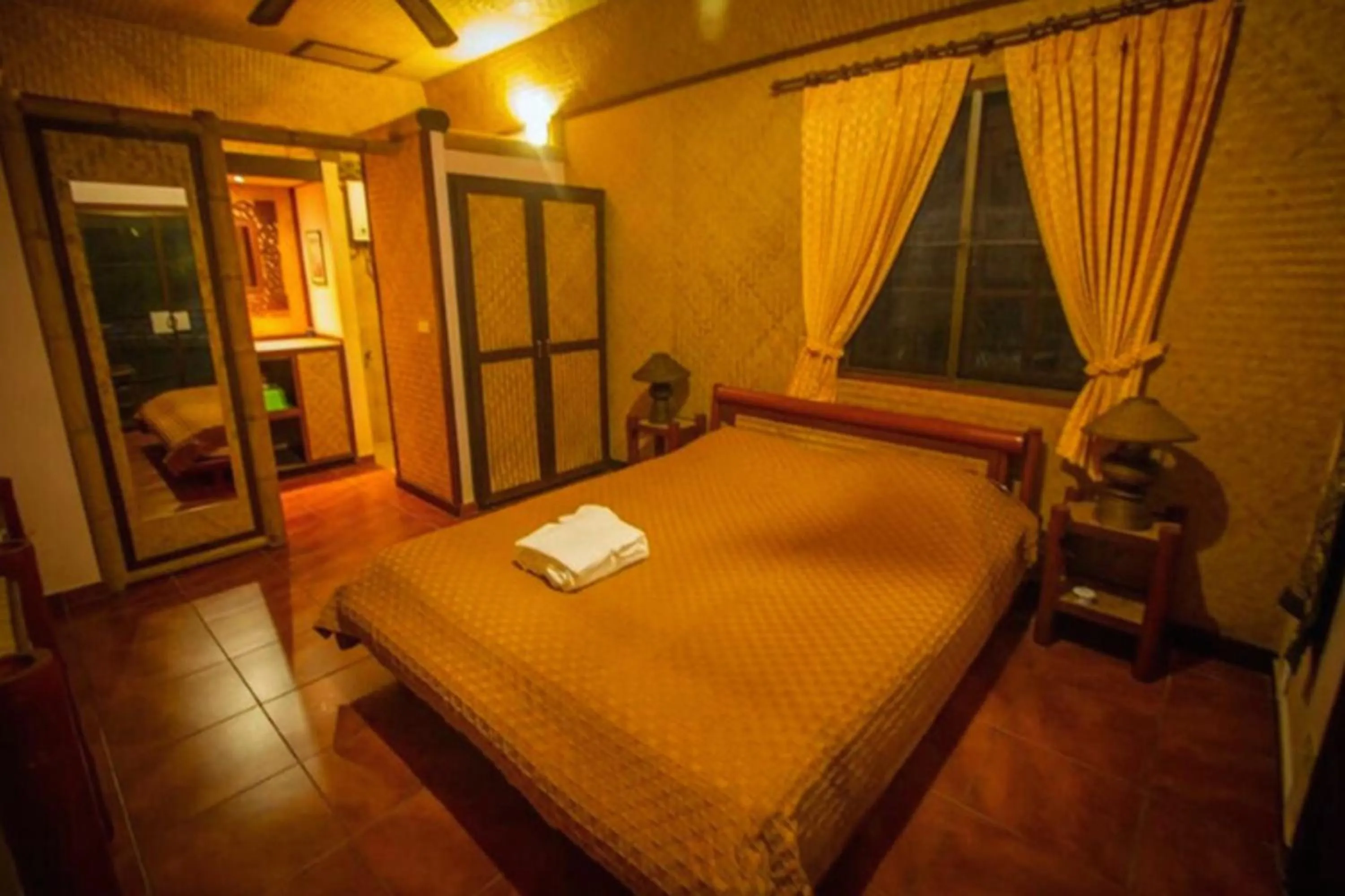 Bungalow with Patio in Old Tree's House