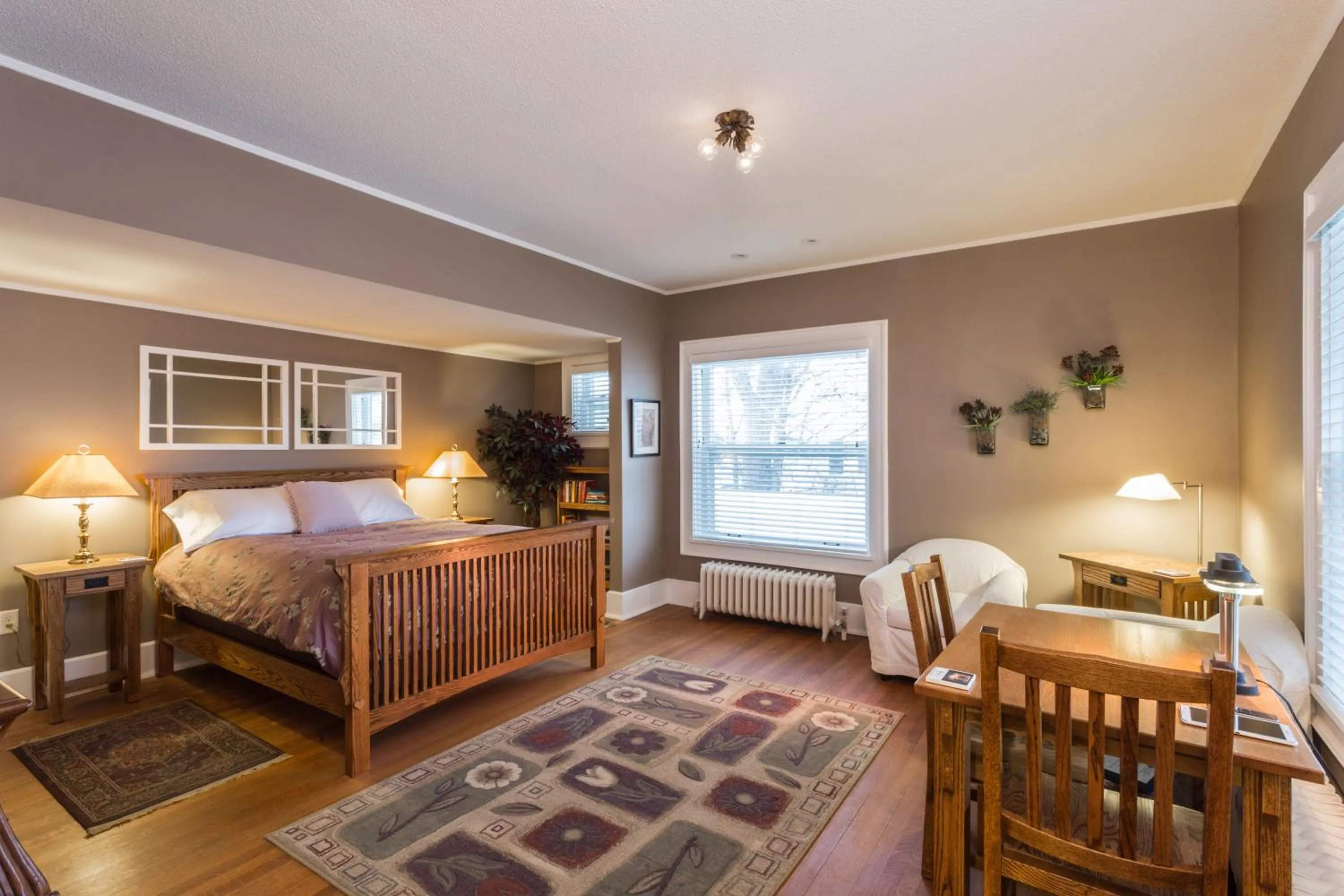 Deluxe Queen Room in Stewart Inn